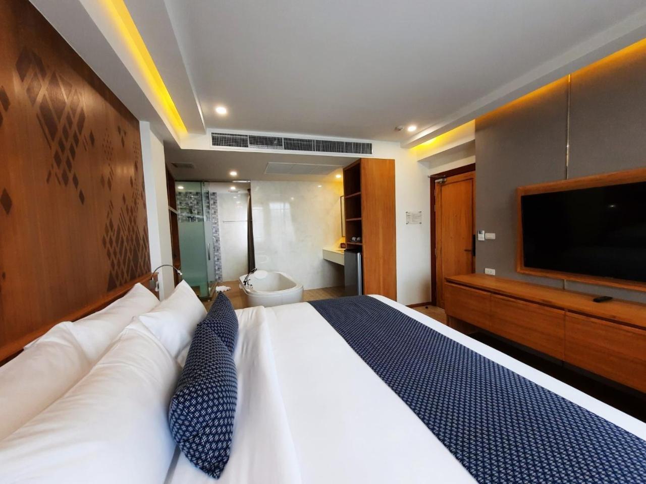 Grand Deluxe Double Room with Bath - Photo 9