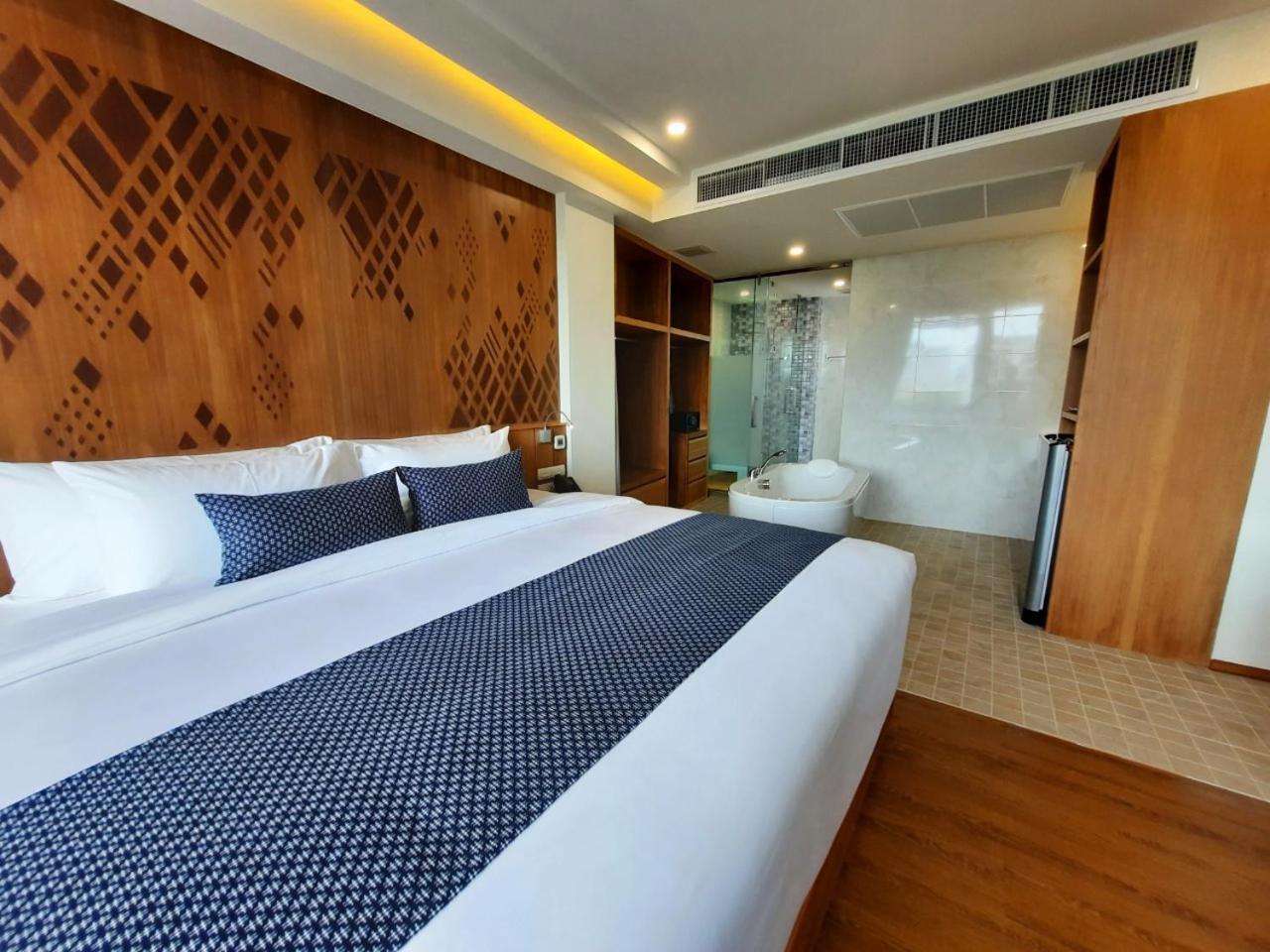 Grand Deluxe Double Room with Bath - Photo 11