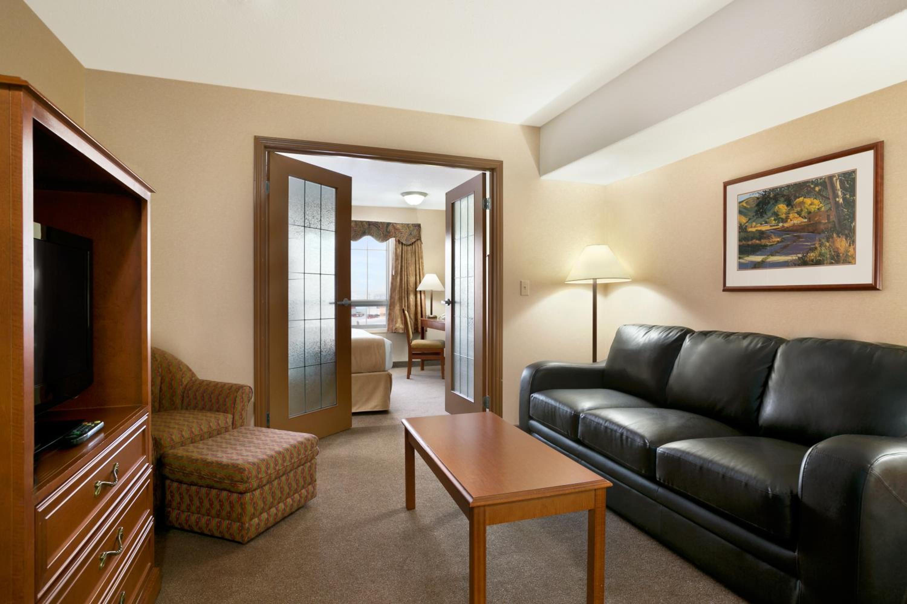 Junior Queen Suite - Non-Smoking - Photo 3