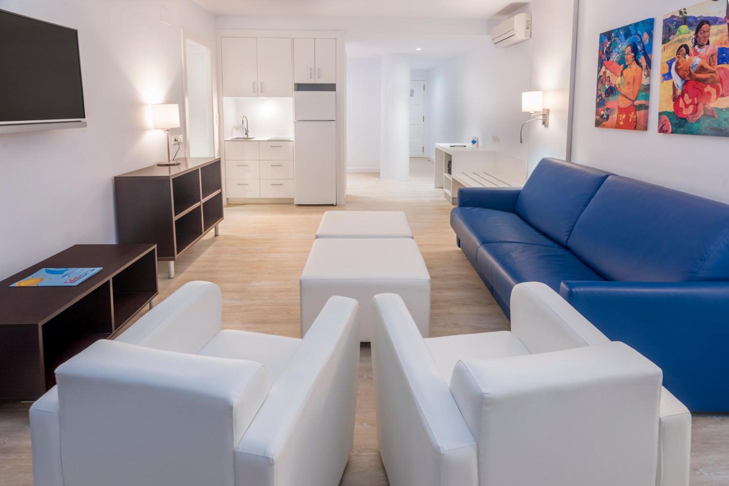 Suite with Balcony - Photo 6