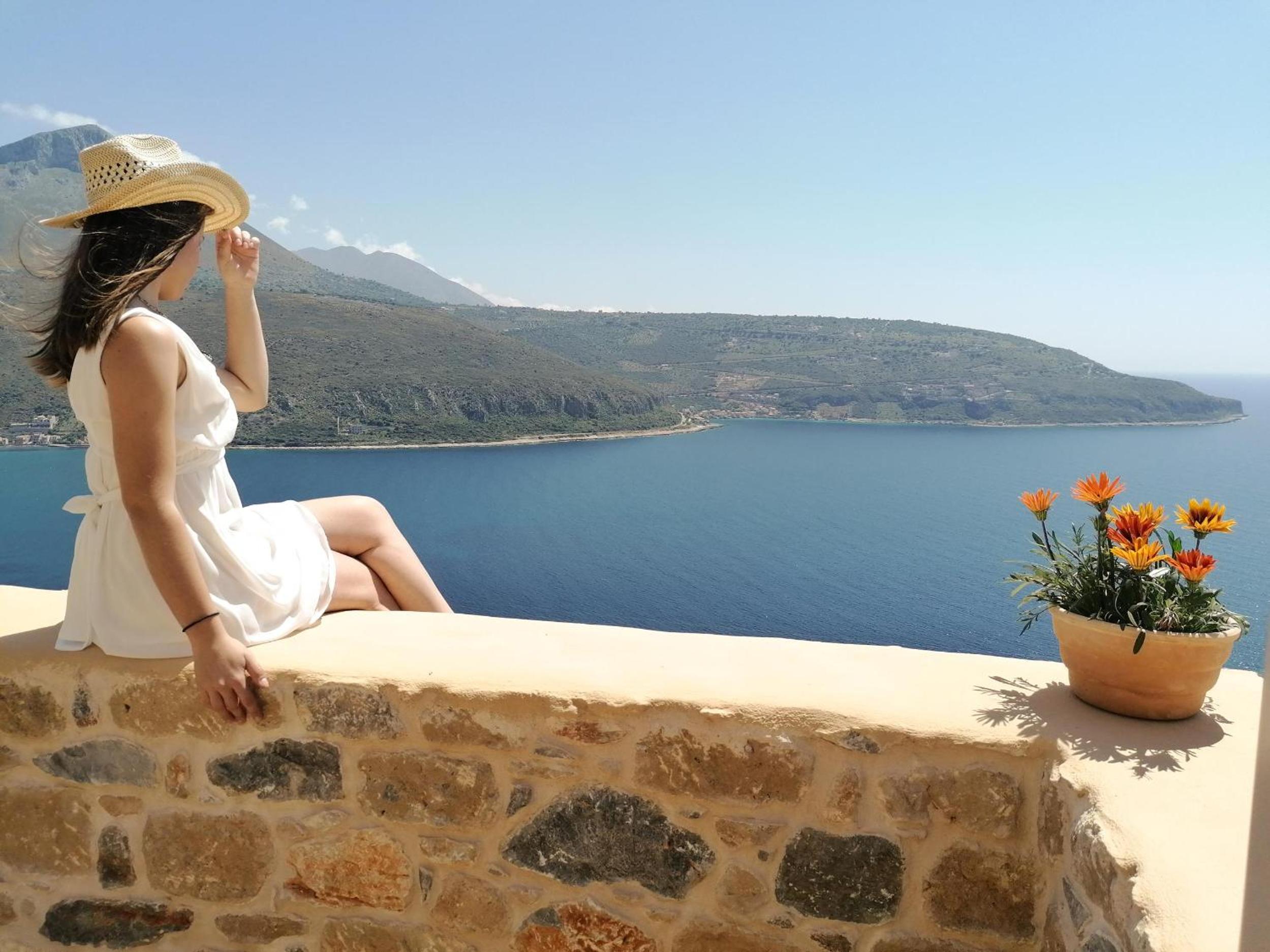 Deluxe Suite with Sea View - Photo 26