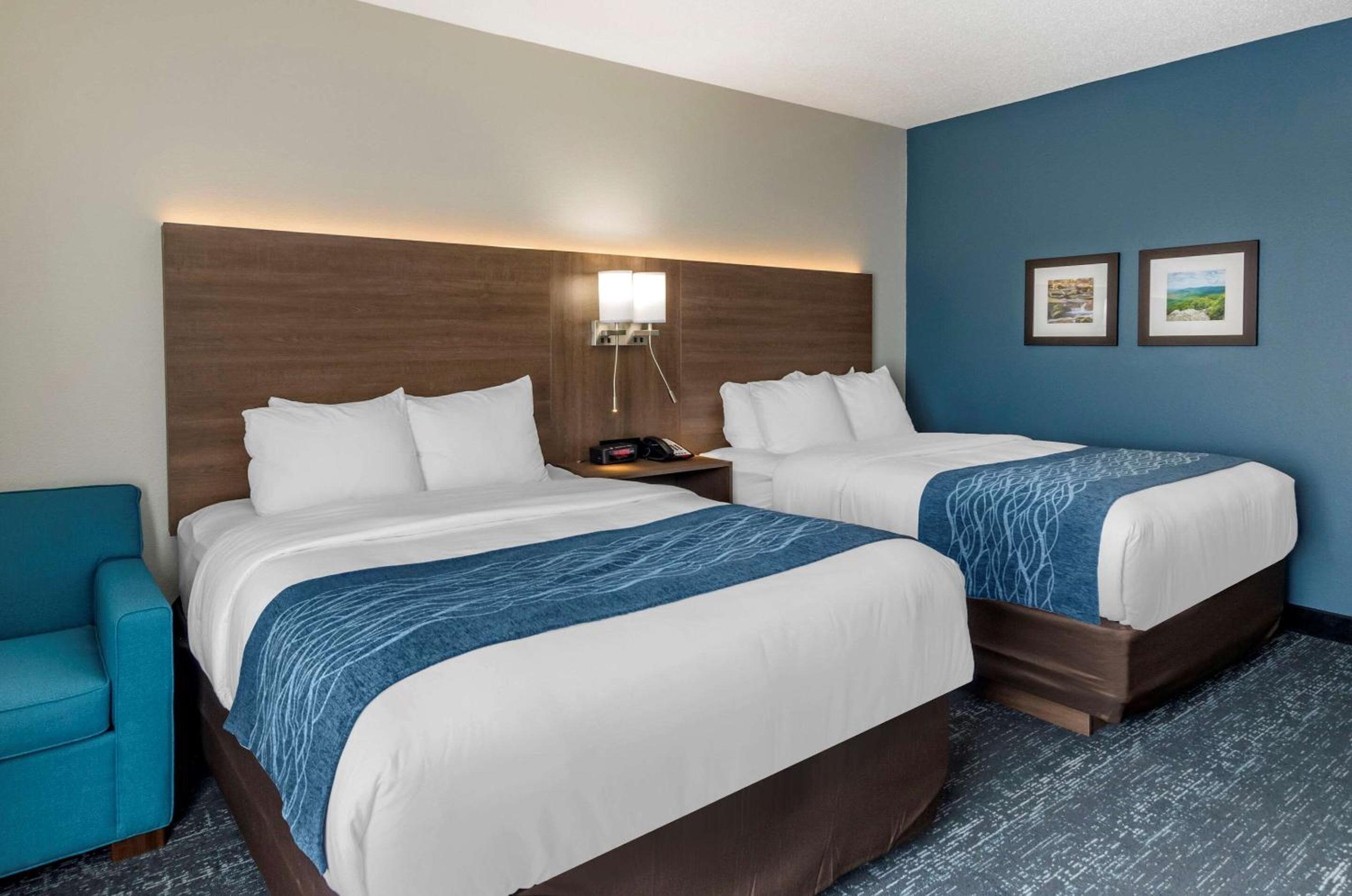 Queen Room with Two Queen Beds - Non-Smoking - Photo 3