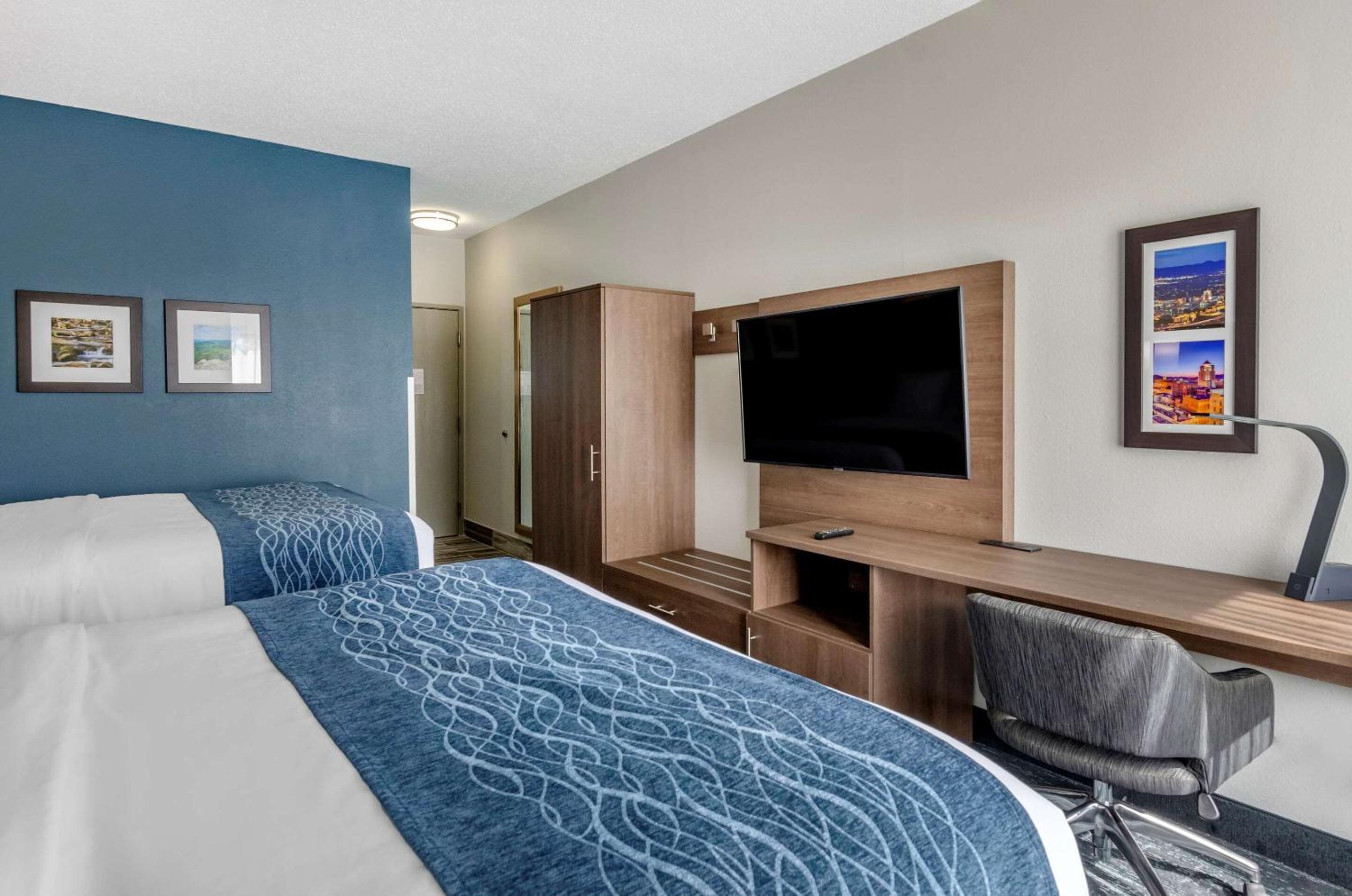 Queen Room with Two Queen Beds - Non-Smoking - Photo 2