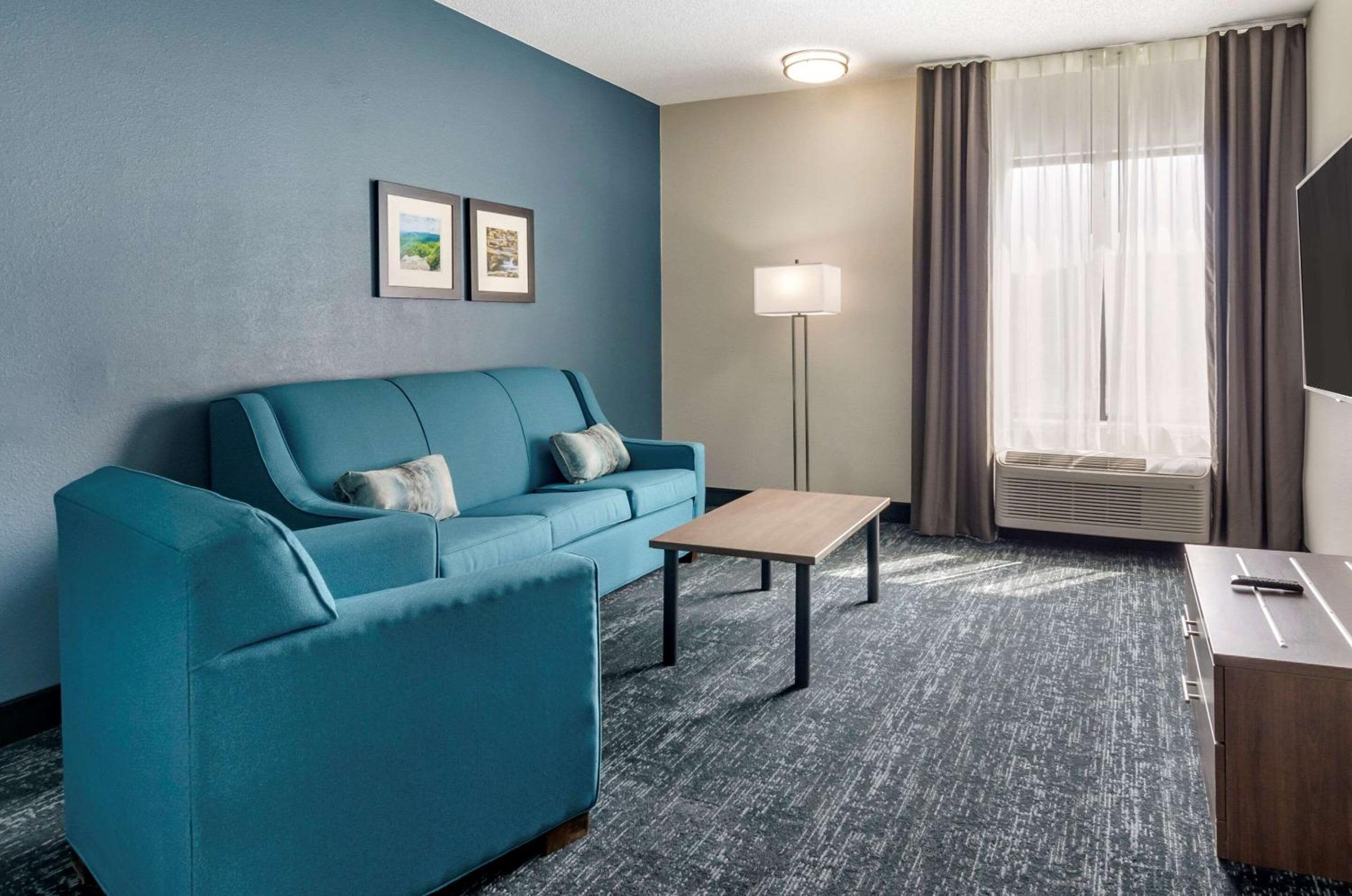 Queen Suite with Two Queen Beds - Non-Smoking - Photo 1
