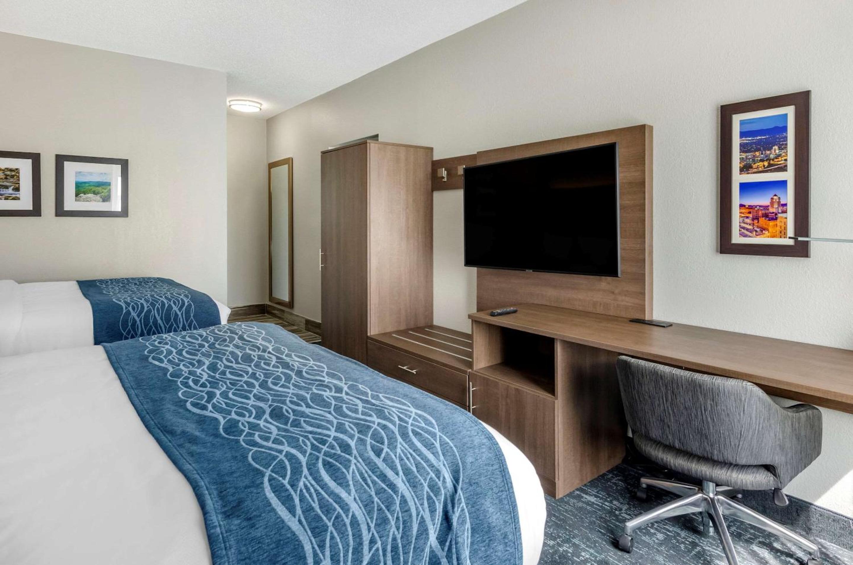 Queen Suite with Two Queen Beds - Non-Smoking - Photo 3