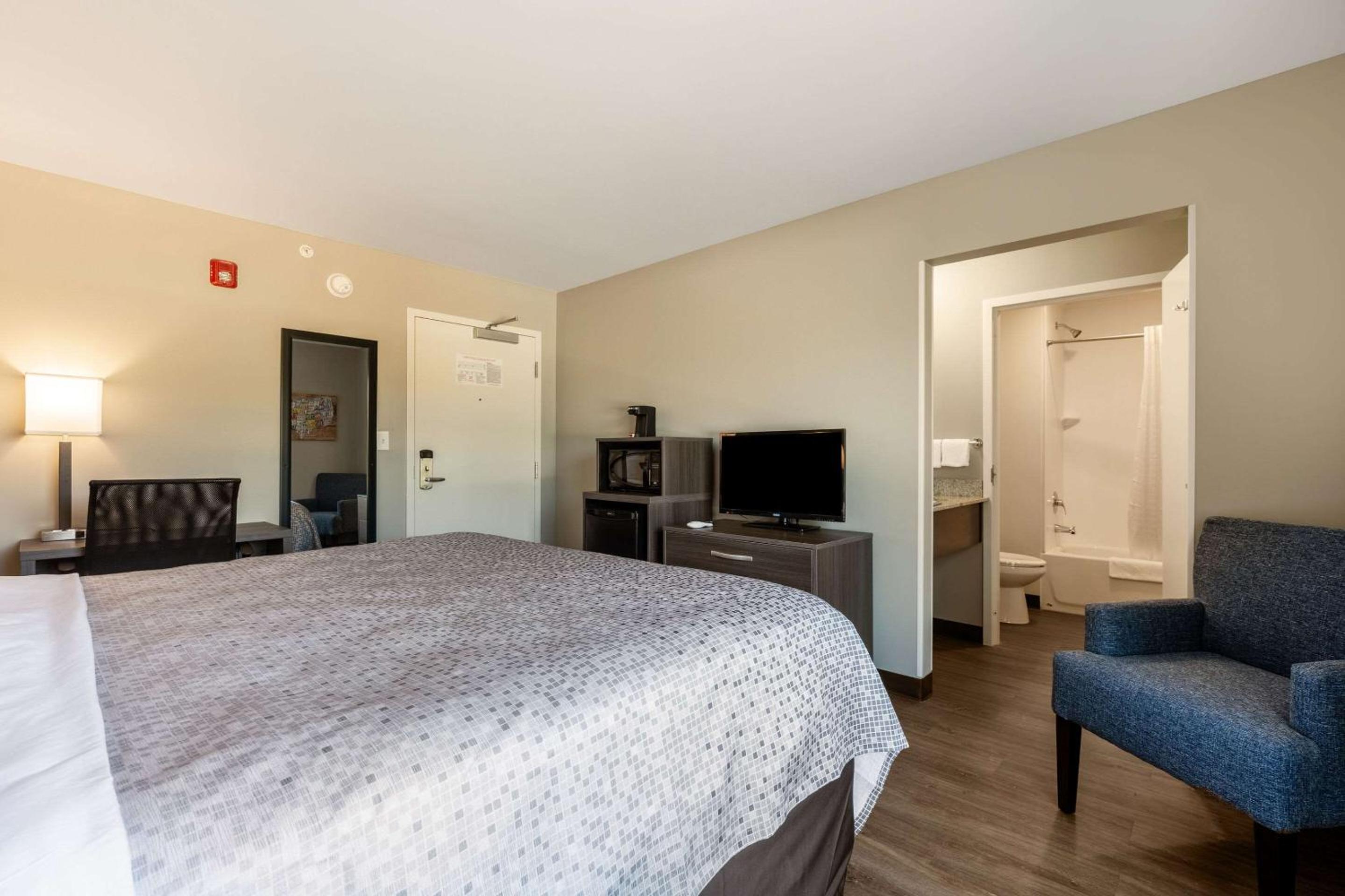Standard King Room - Non-Smoking  - Photo 2