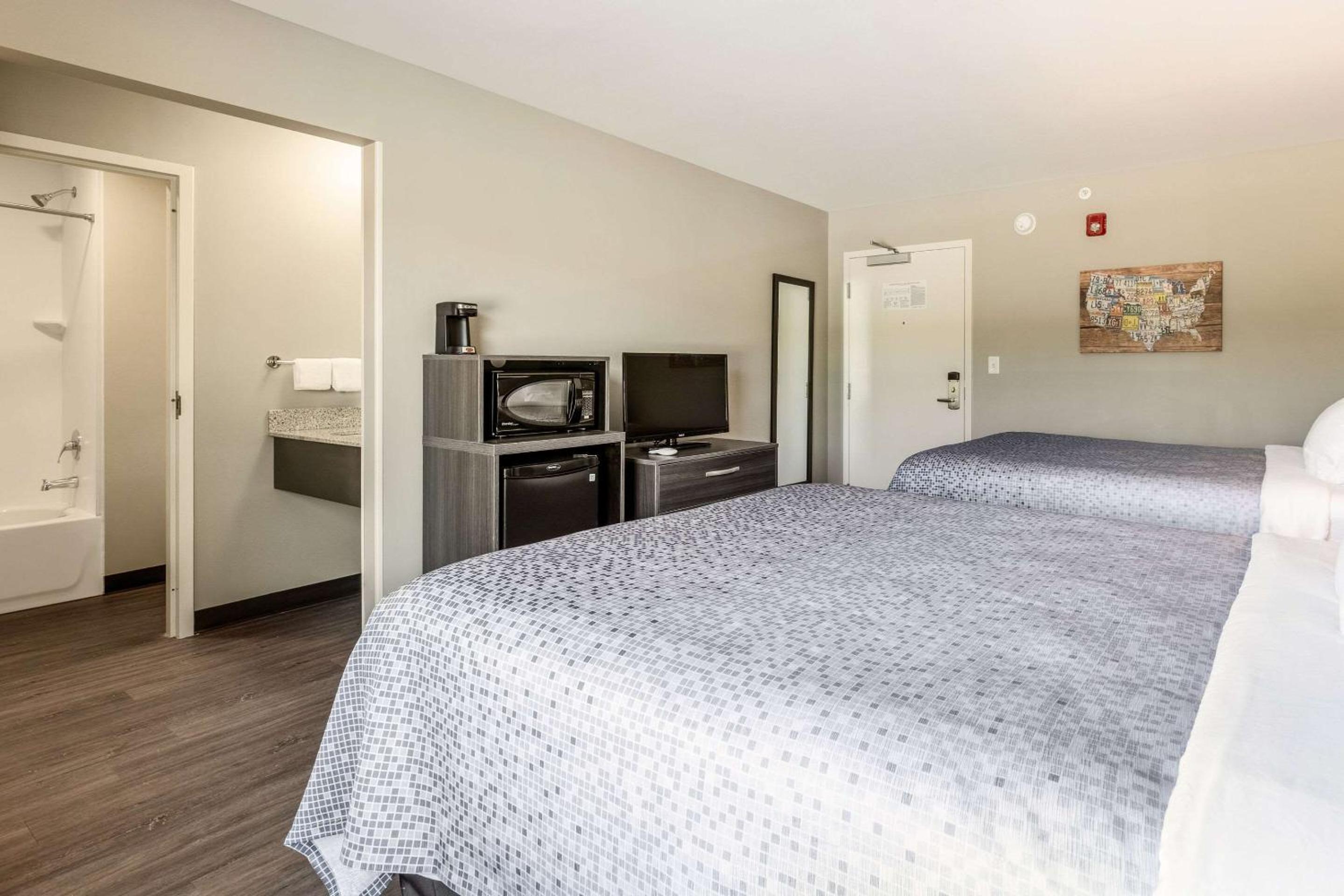 Standard Queen Room with Two Queen Beds - Non-Smoking - Photo 2