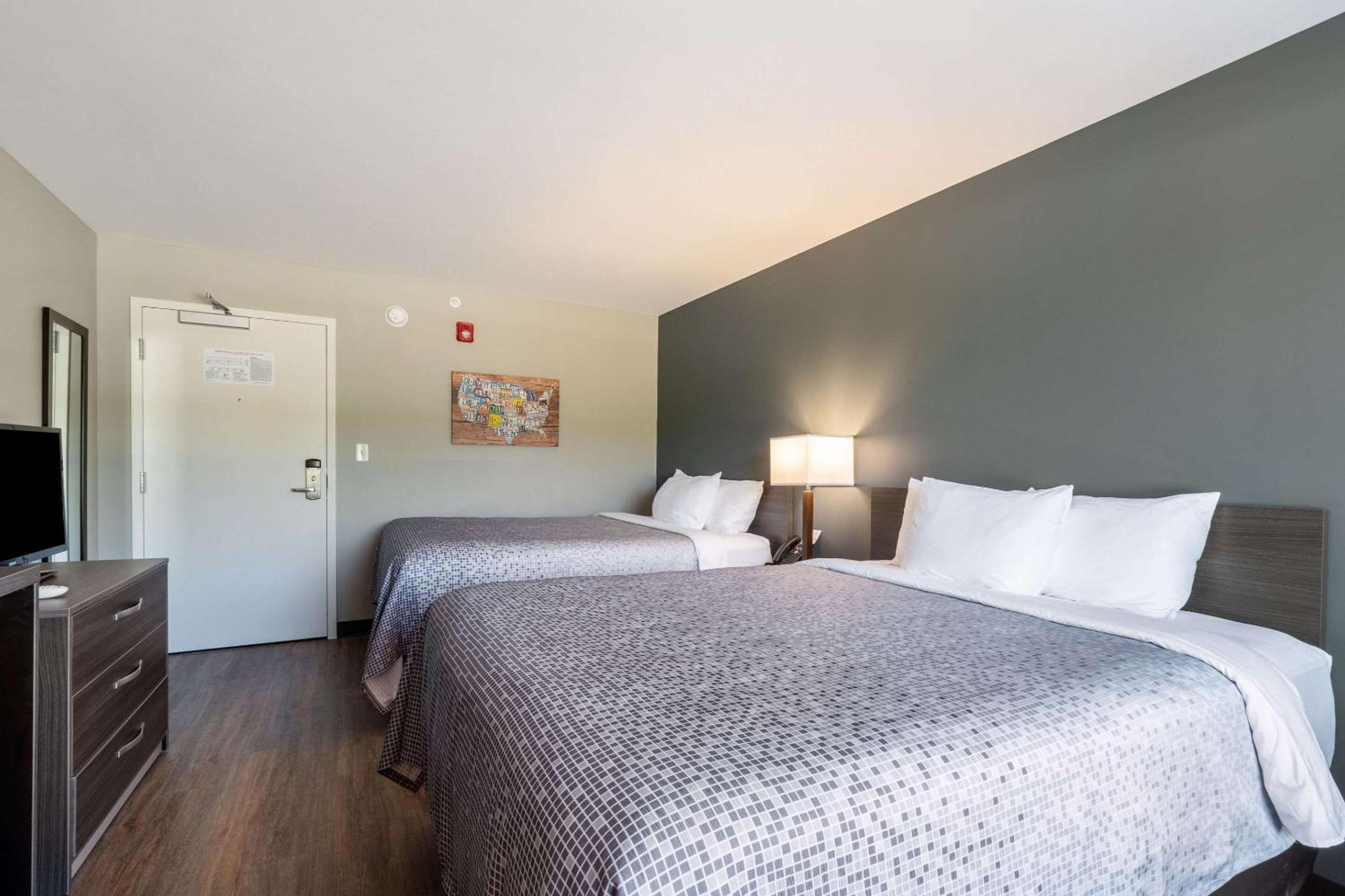 Standard Queen Room with Two Queen Beds - Non-Smoking - Photo 3