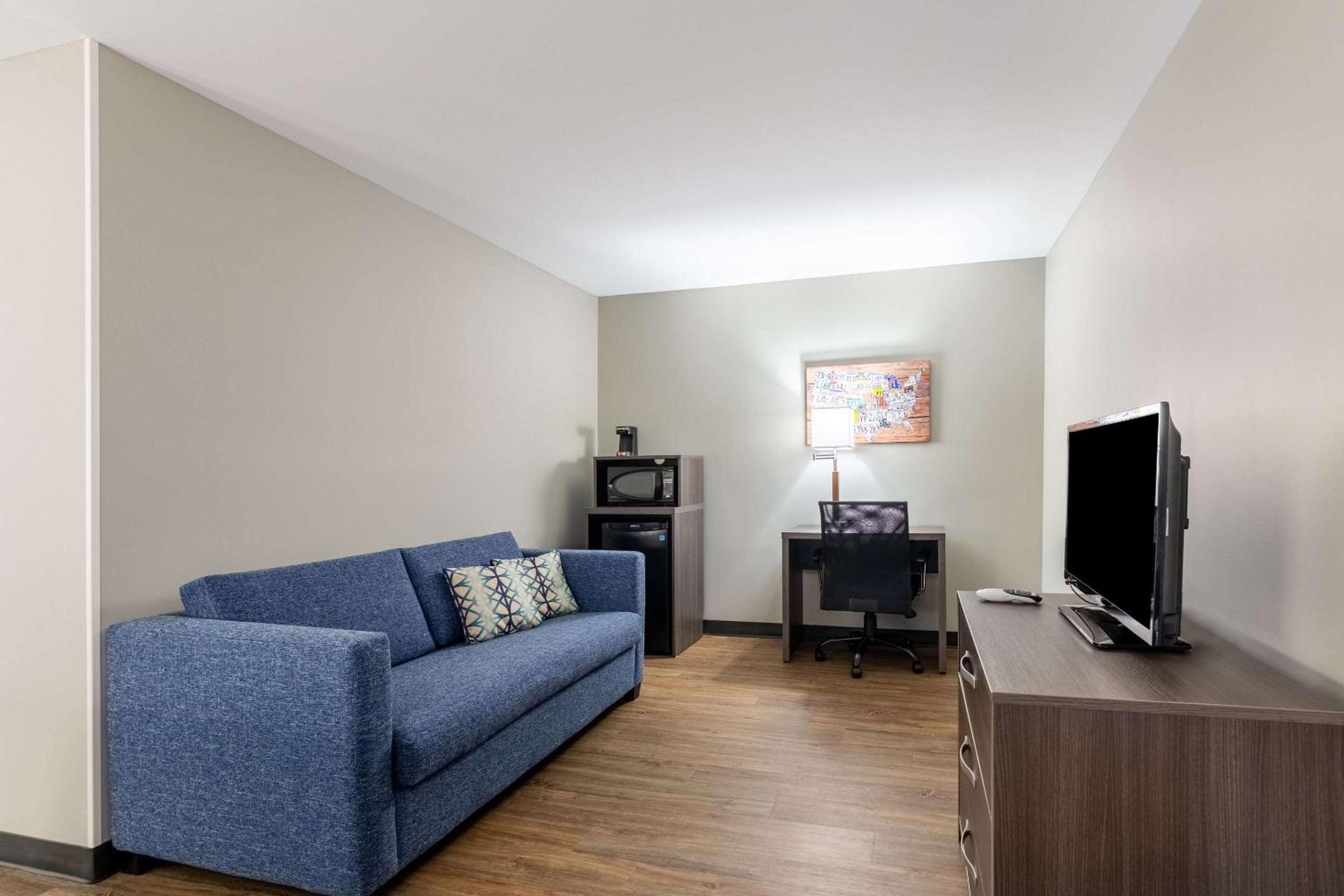 King Suite with Sofa Bed - Non-Smoking - Photo 3