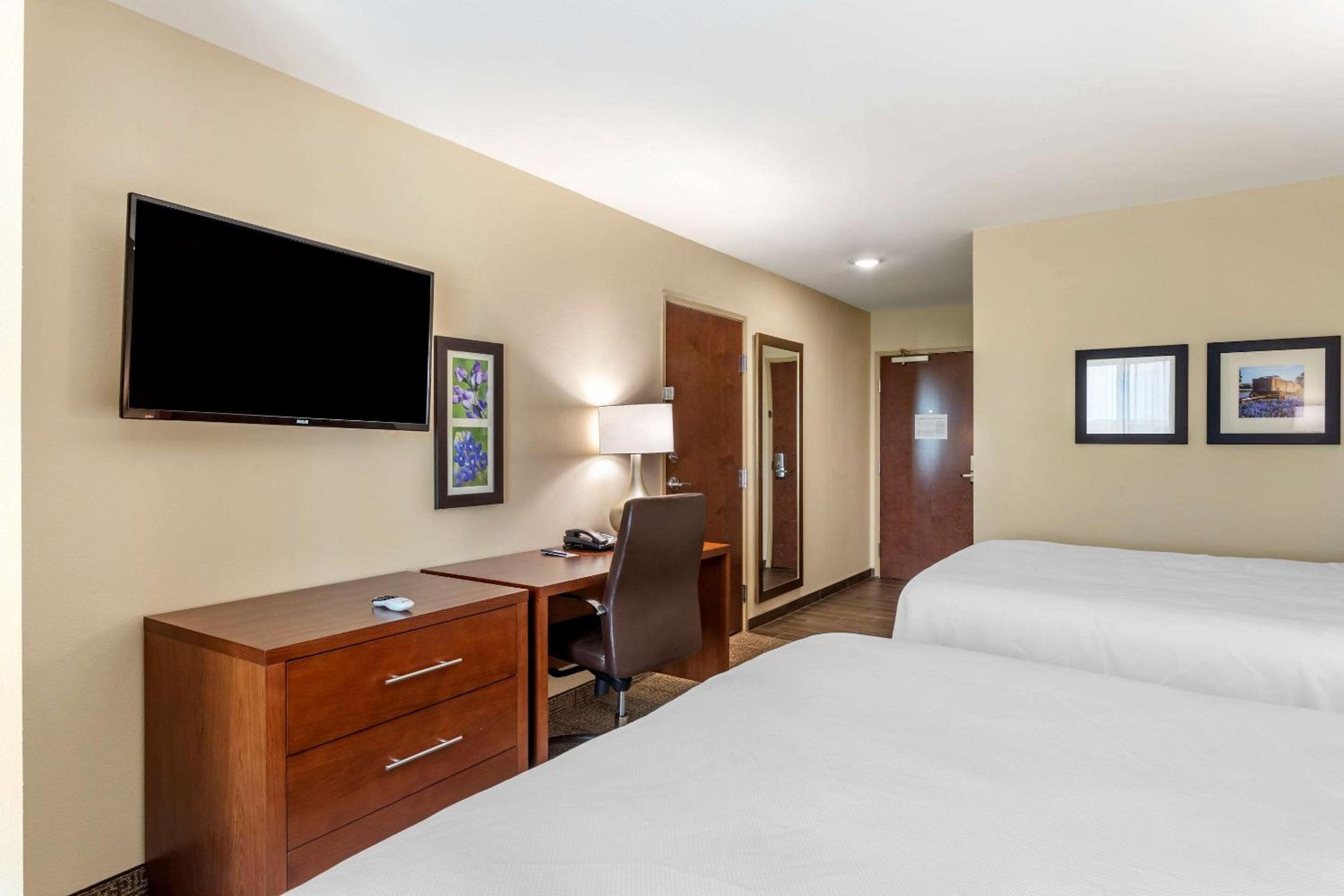 Standard Queen Room with Two Queen Beds - Non-Smoking - Photo 1