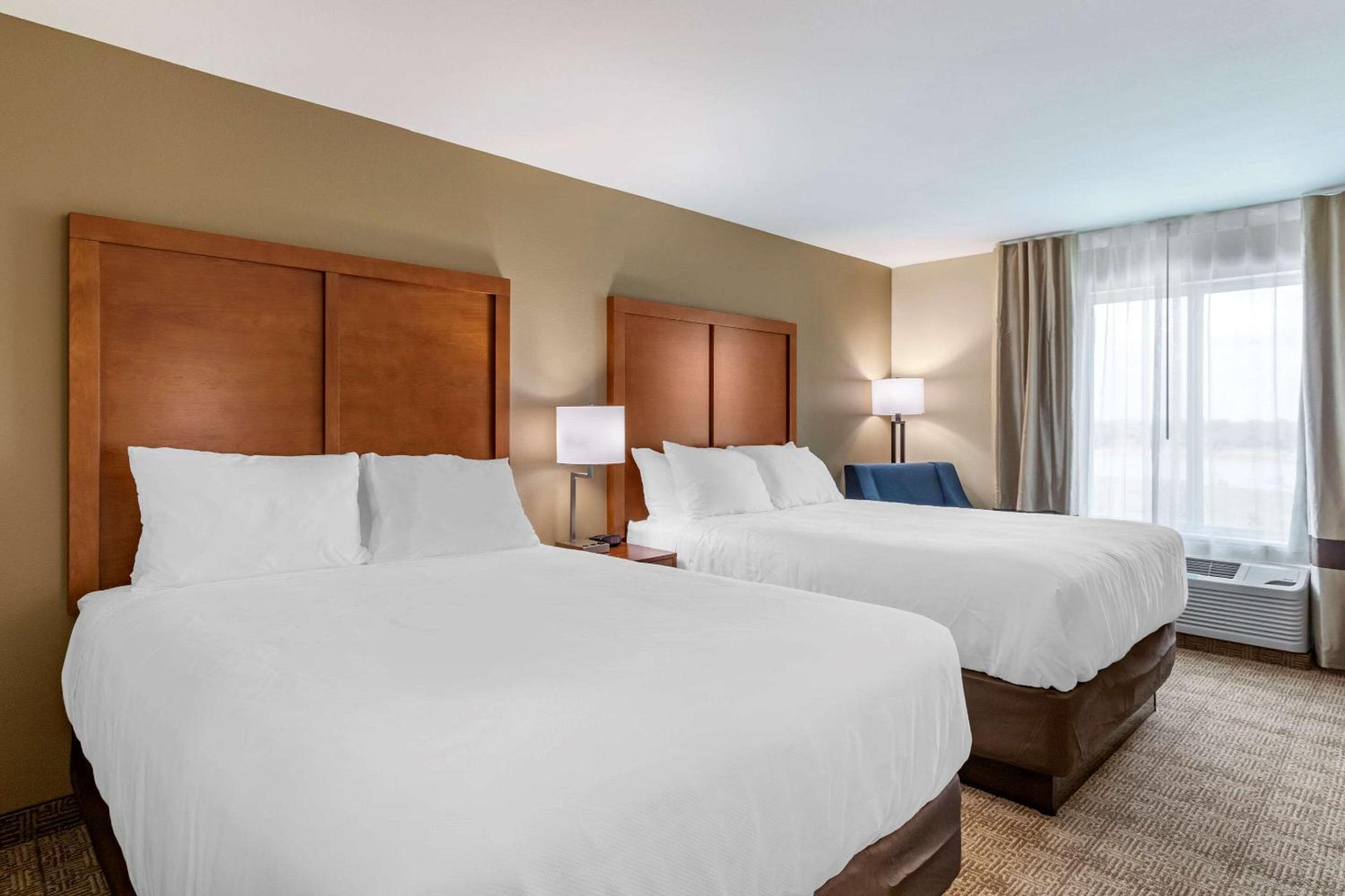 Standard Queen Room with Two Queen Beds - Non-Smoking - Photo 3