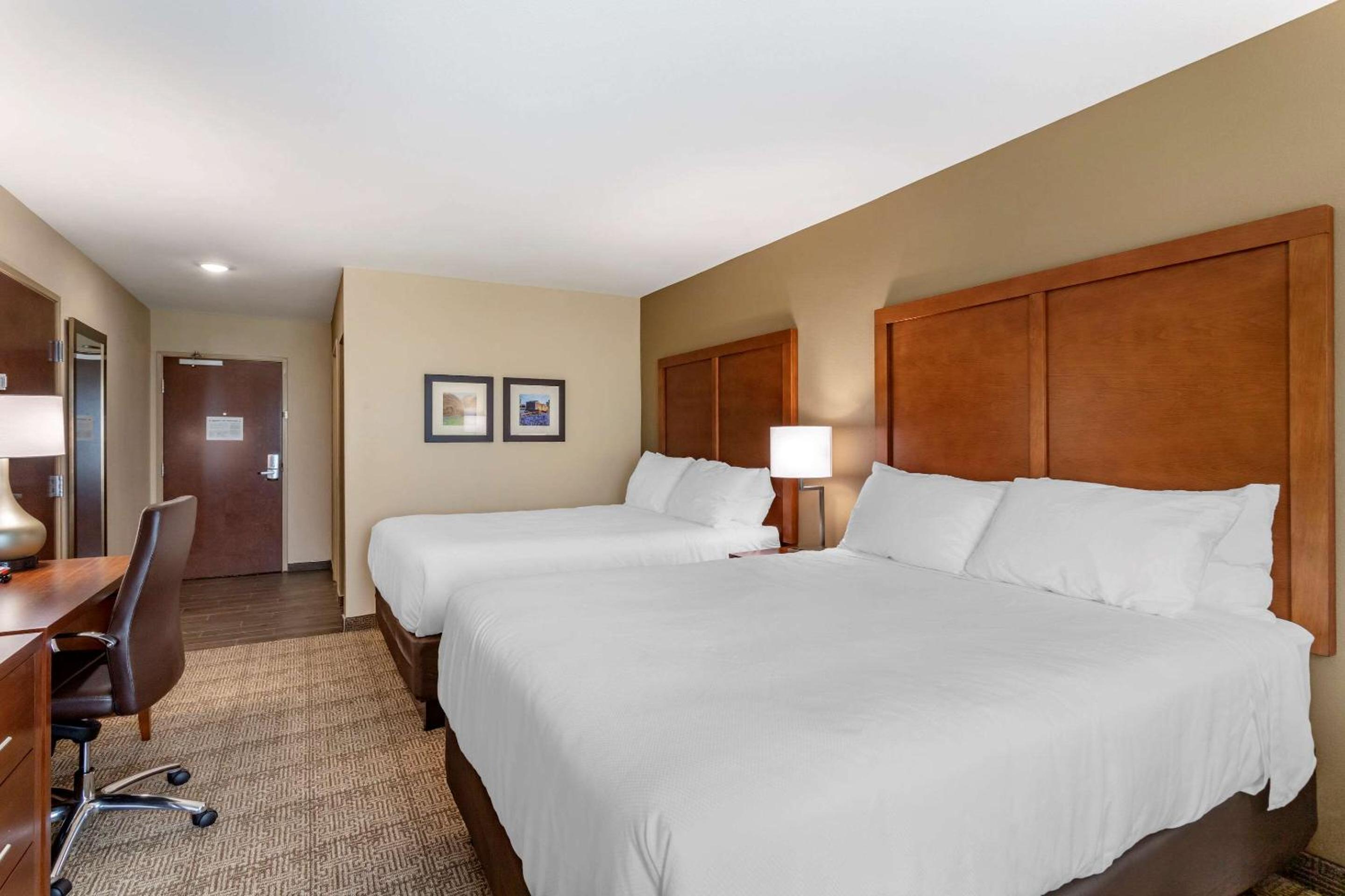 Standard Queen Room with Two Queen Beds - Non-Smoking - Photo 4