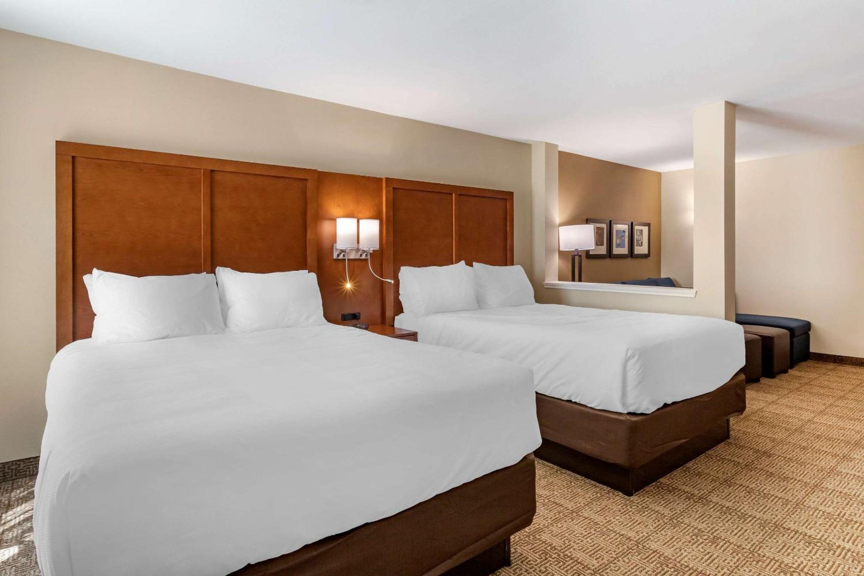 Queen Suite with Two Queen Beds and Sofa Bed - Non-Smoking - Photo 4