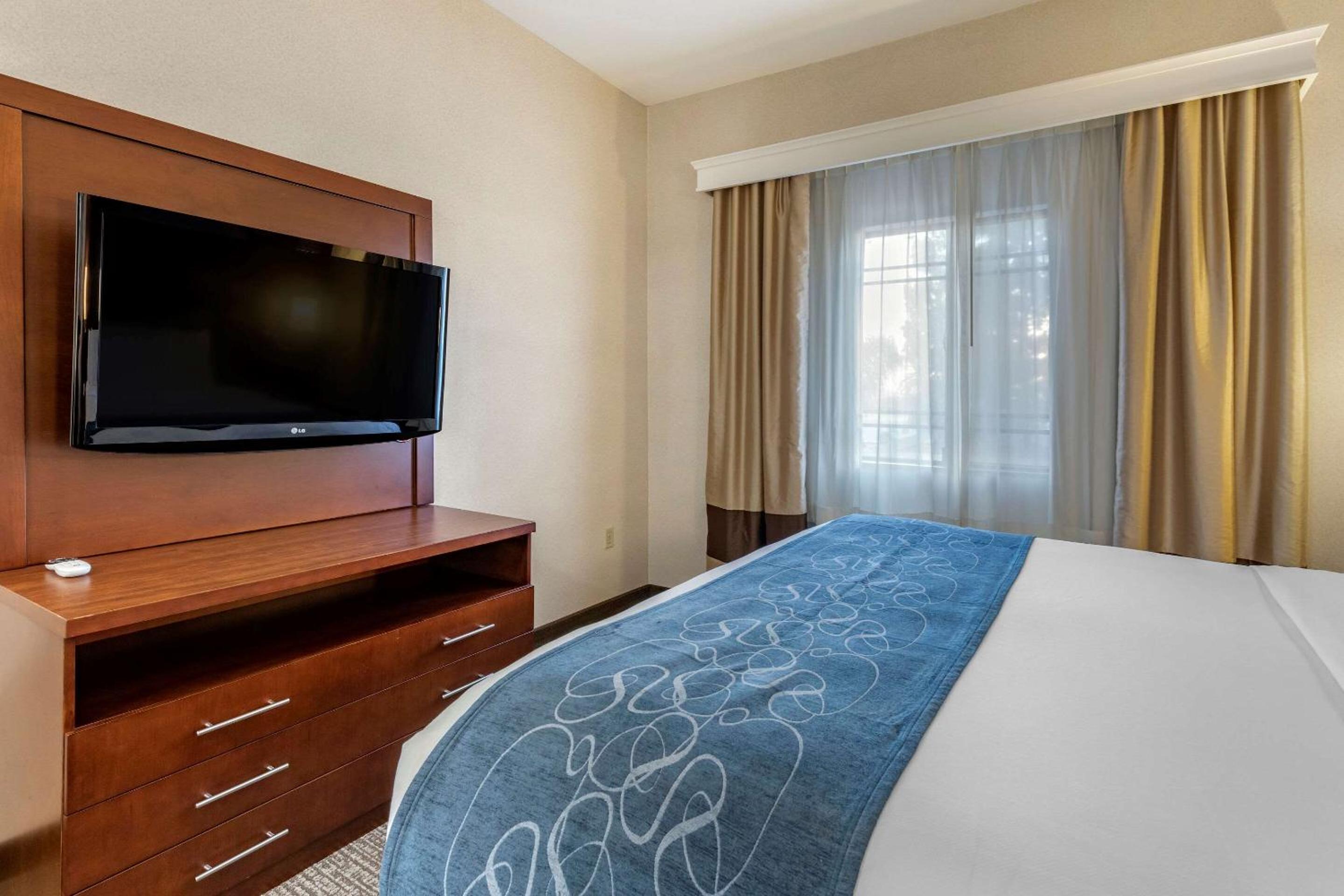 Suite, 1 King Bed with Recliner