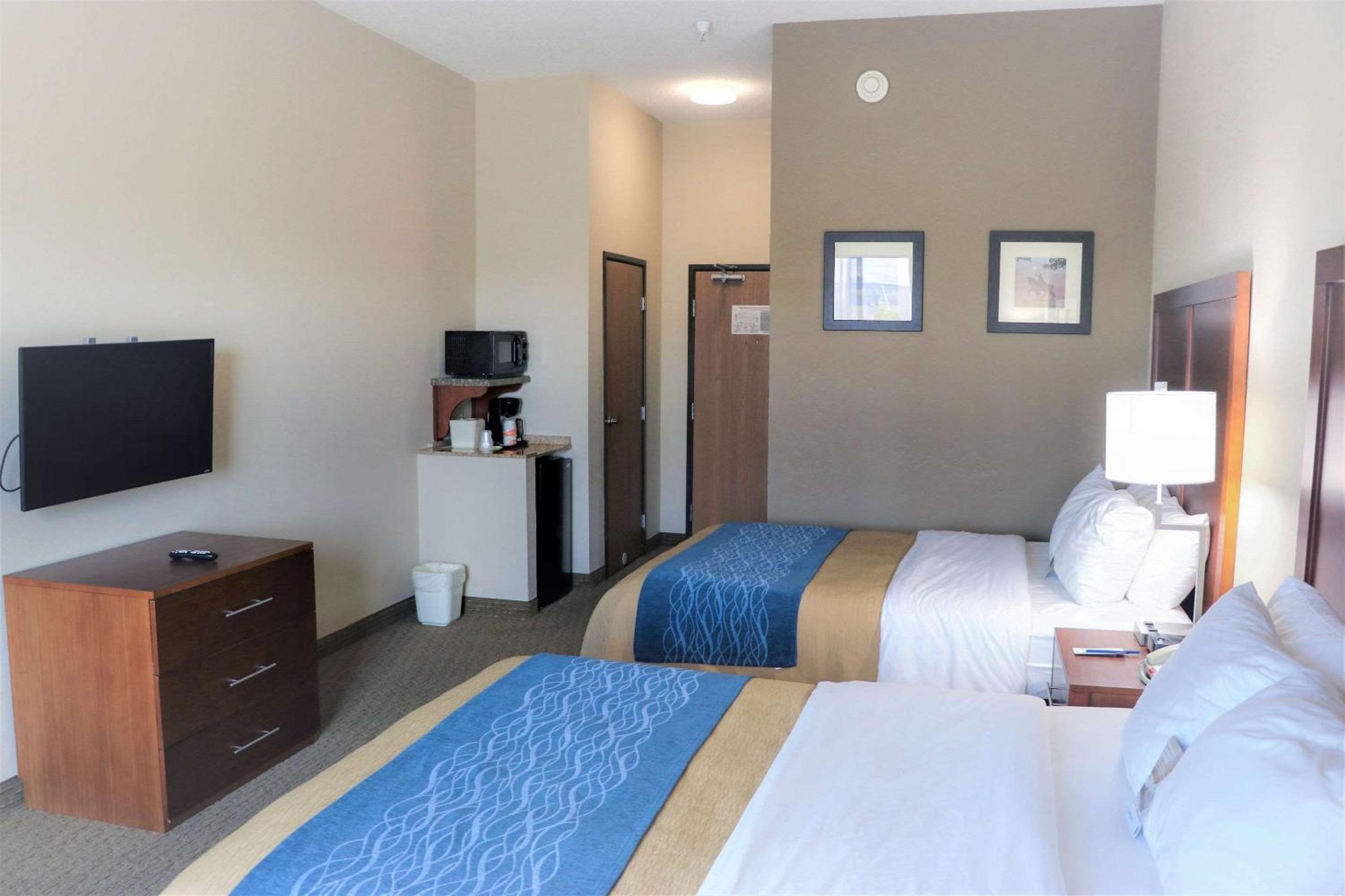 Queen Room with Two Queen Beds - Non-Smoking photo 1