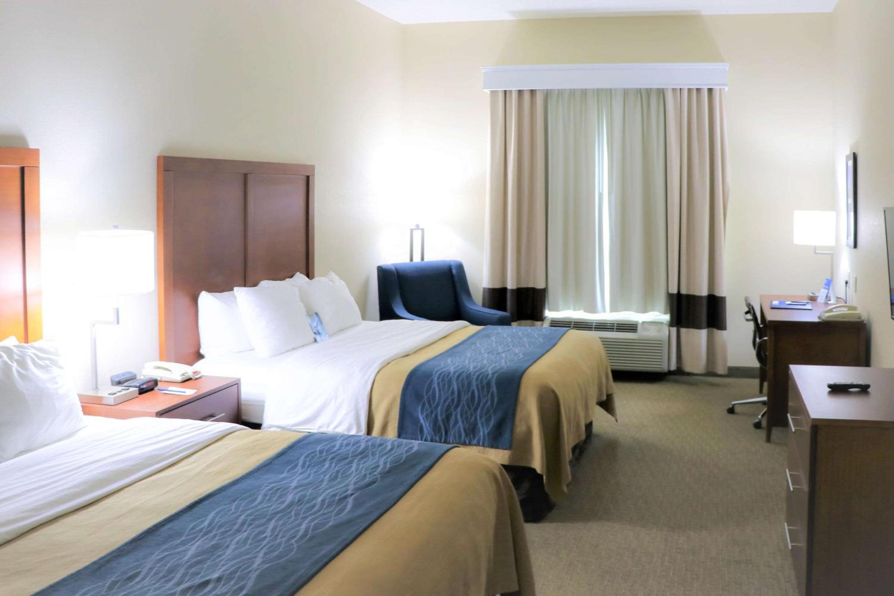 Queen Room with Two Queen Beds - Non-Smoking photo 3