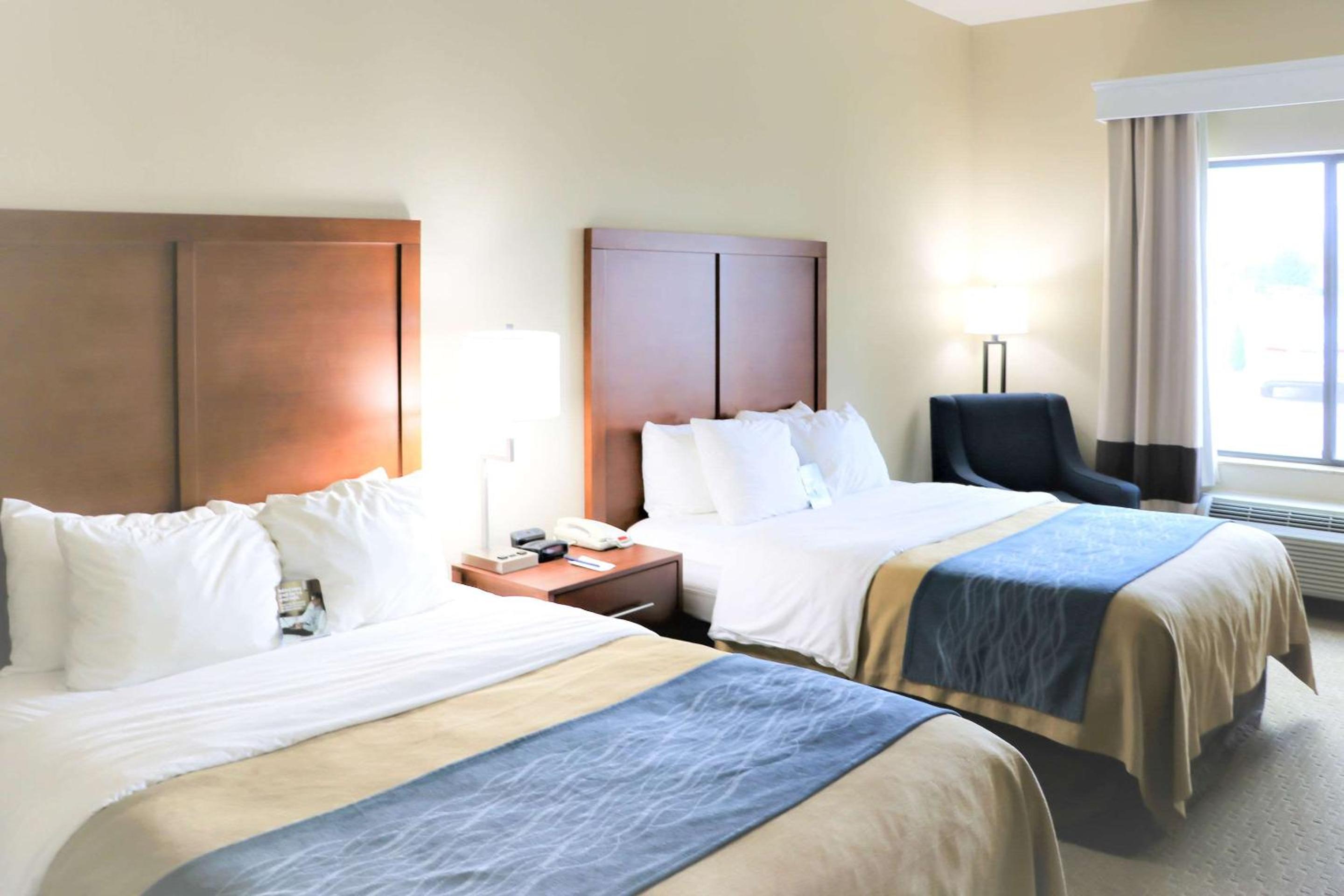 Queen Room with Two Queen Beds - Non-Smoking photo 2