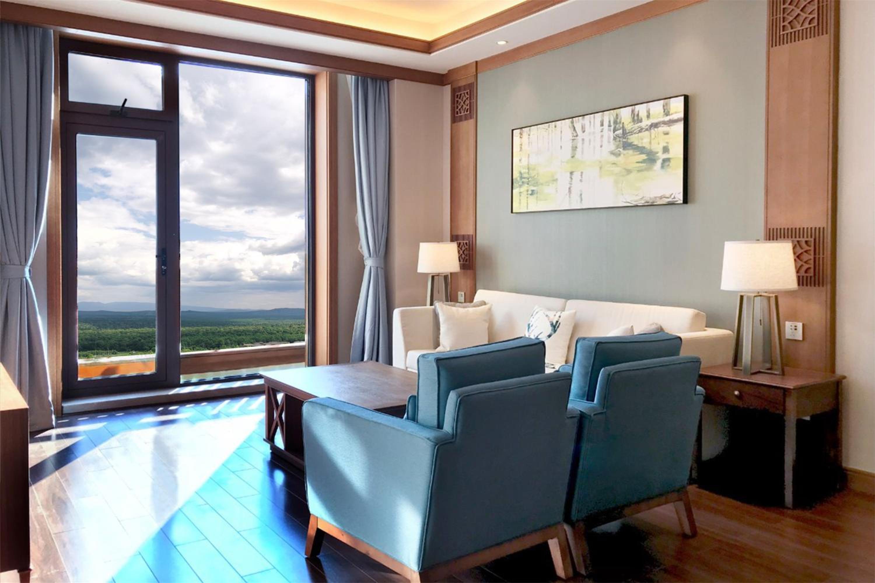 Swiss One-Bedroom King Suite with Mountain View photo 1