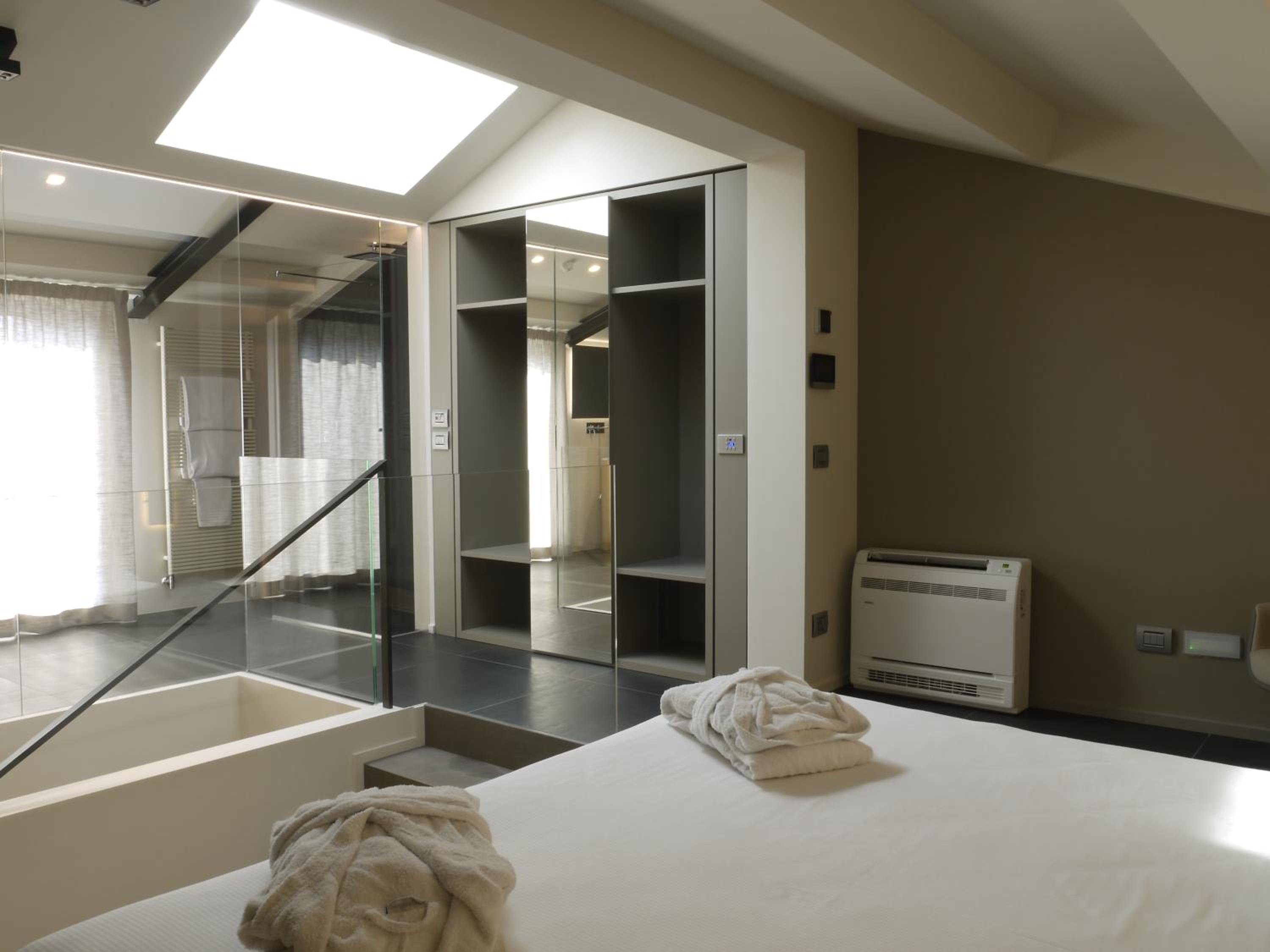 Deluxe Double Room with Balcony - Photo 31