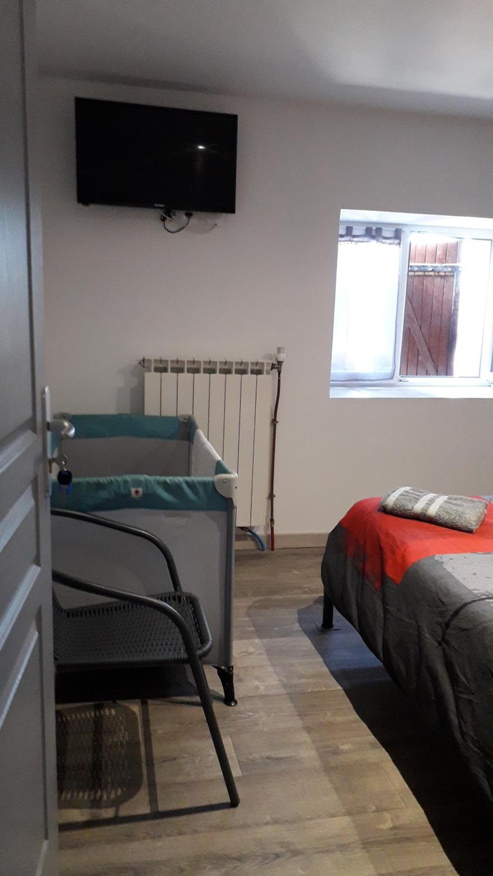 Double Room with Private Bathroom - Photo 2