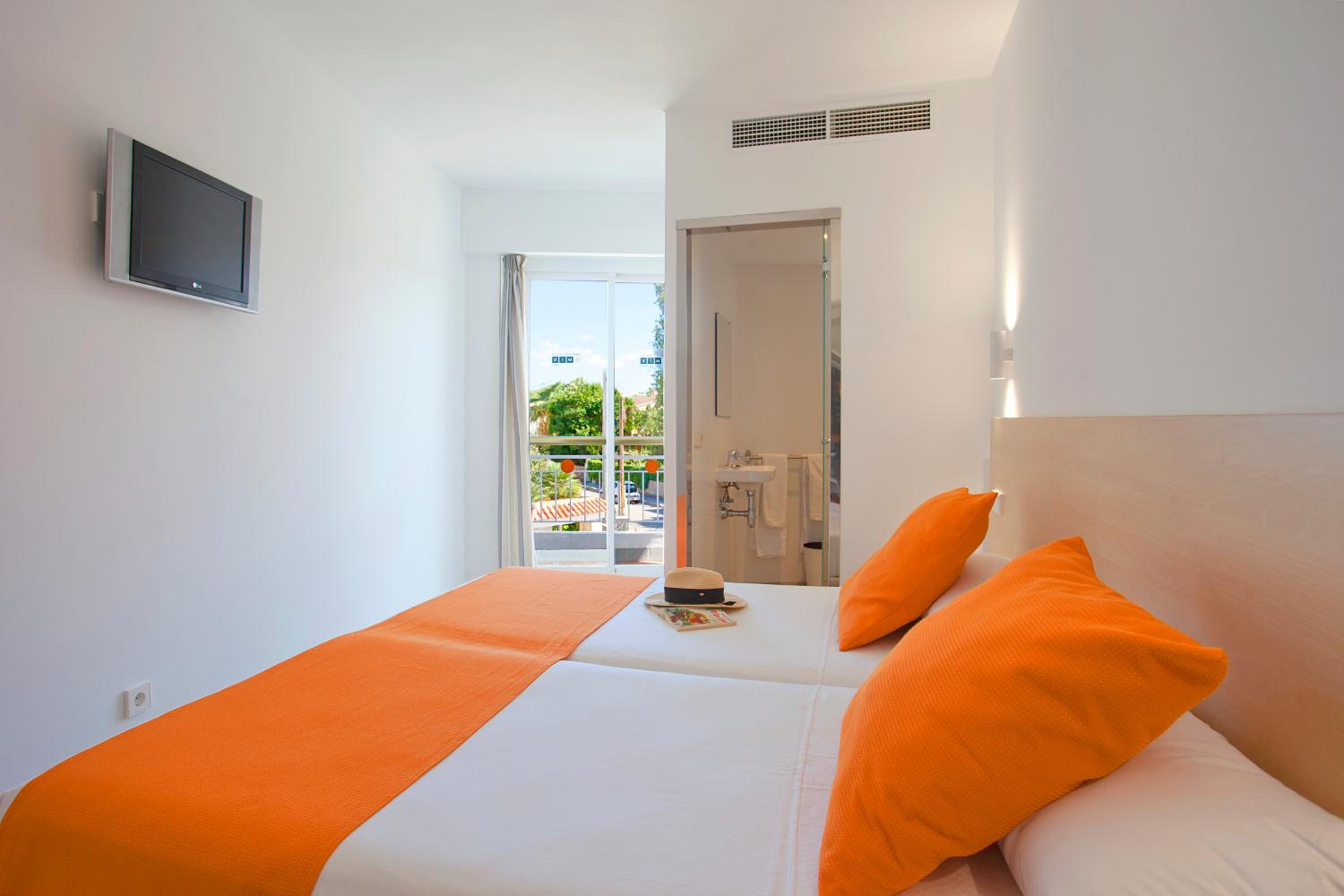 Standard Double Room - Photo 12