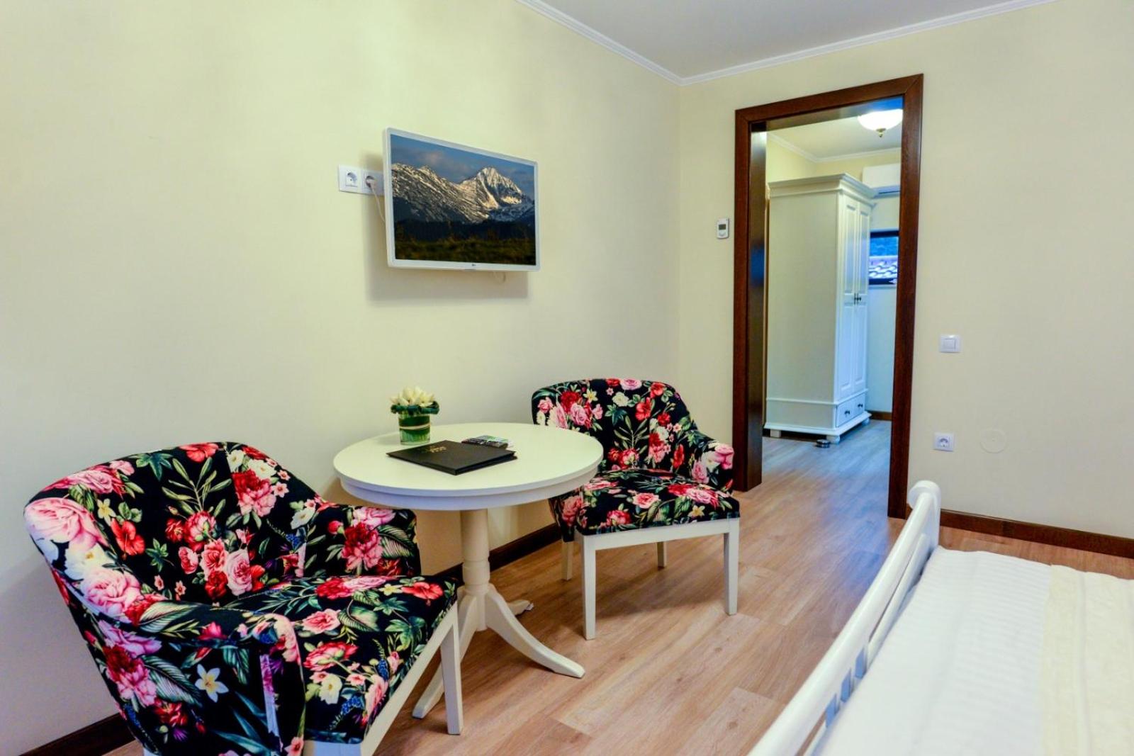 Queen Room with Balcony - Photo 11