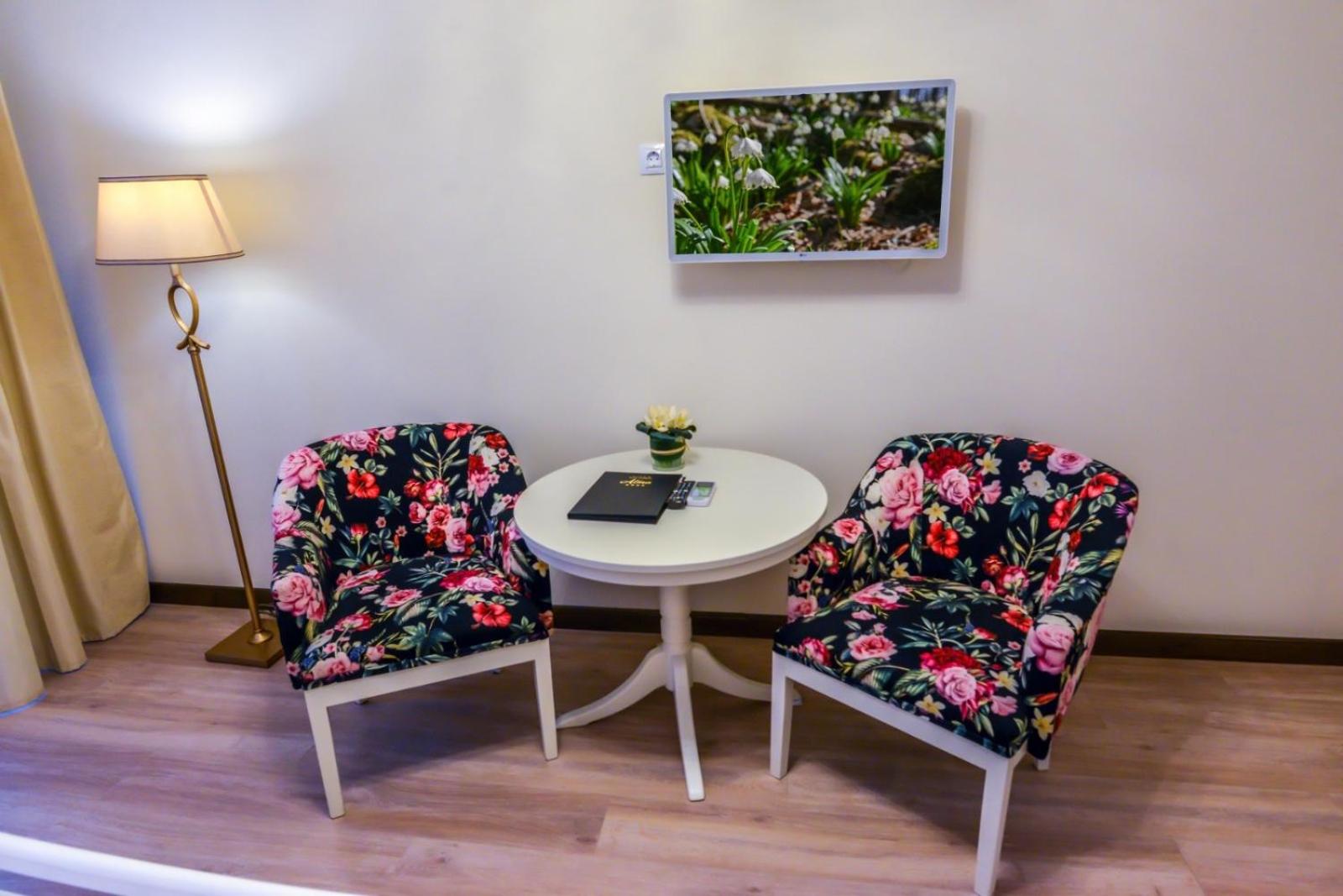Queen Room with Balcony - Photo 10