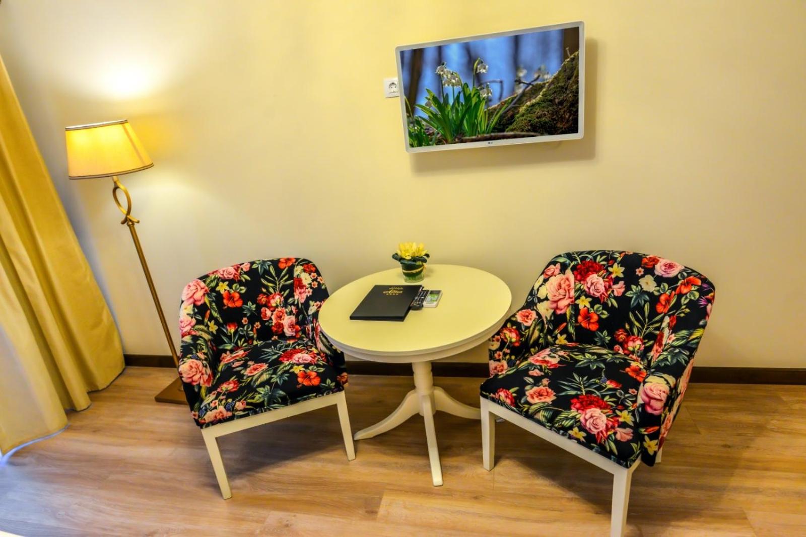 Queen Room with Balcony - Photo 12