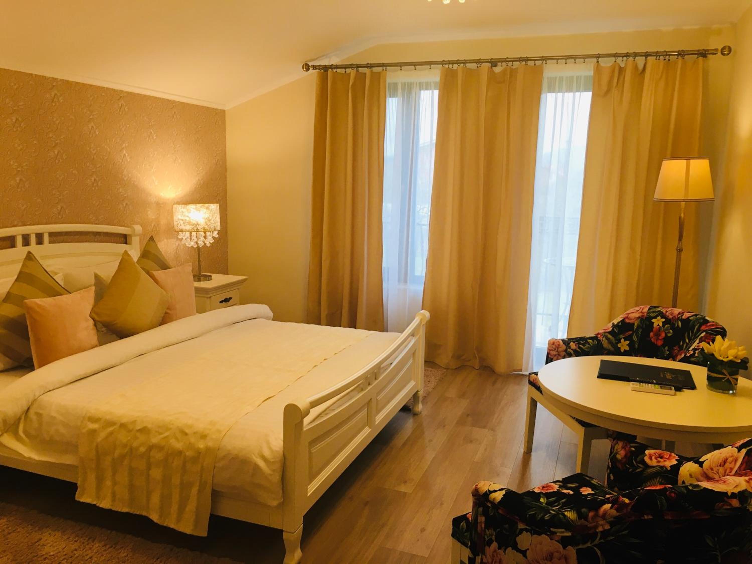 Queen Room with Balcony - Photo 16
