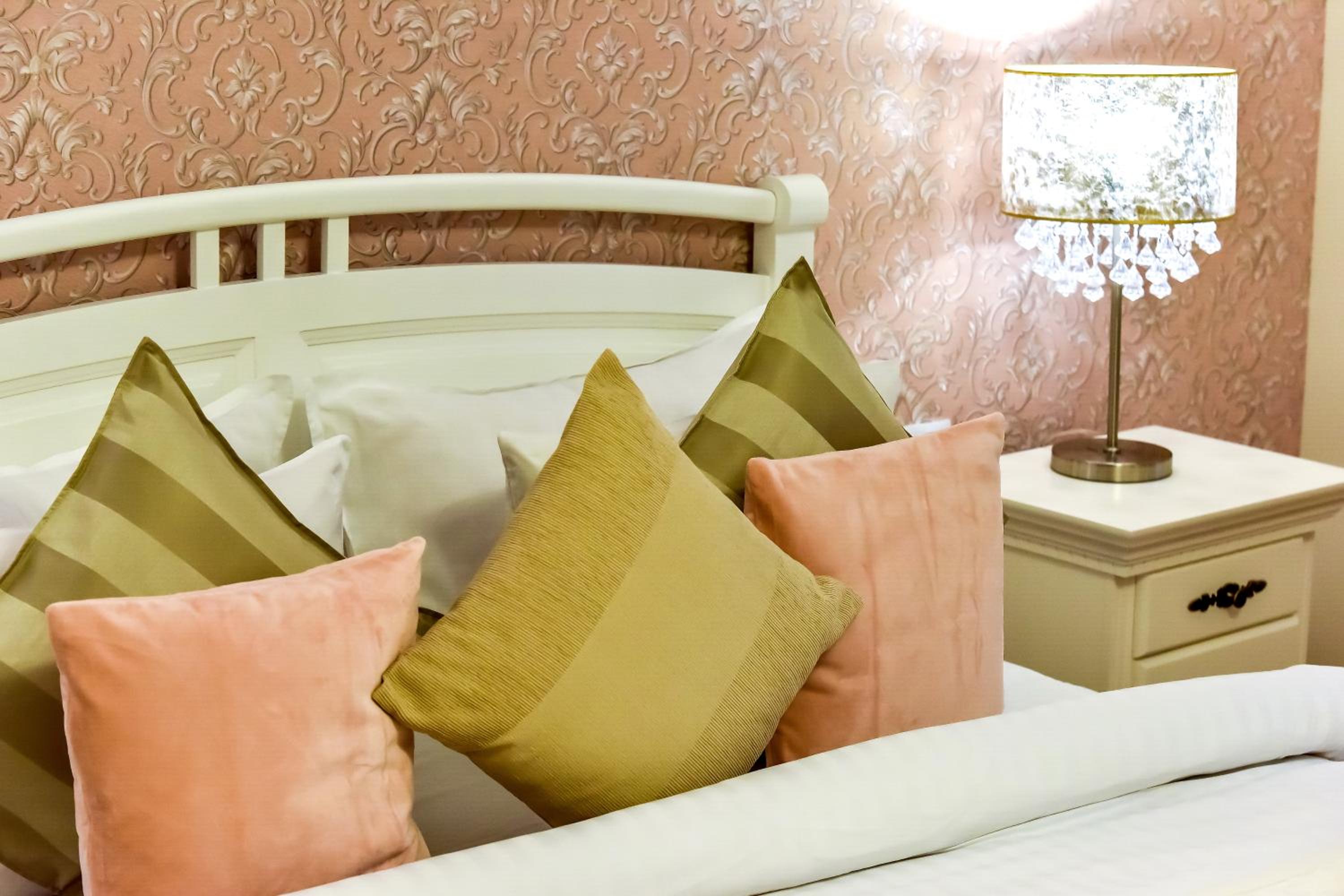 Queen Room with Balcony - Photo 17