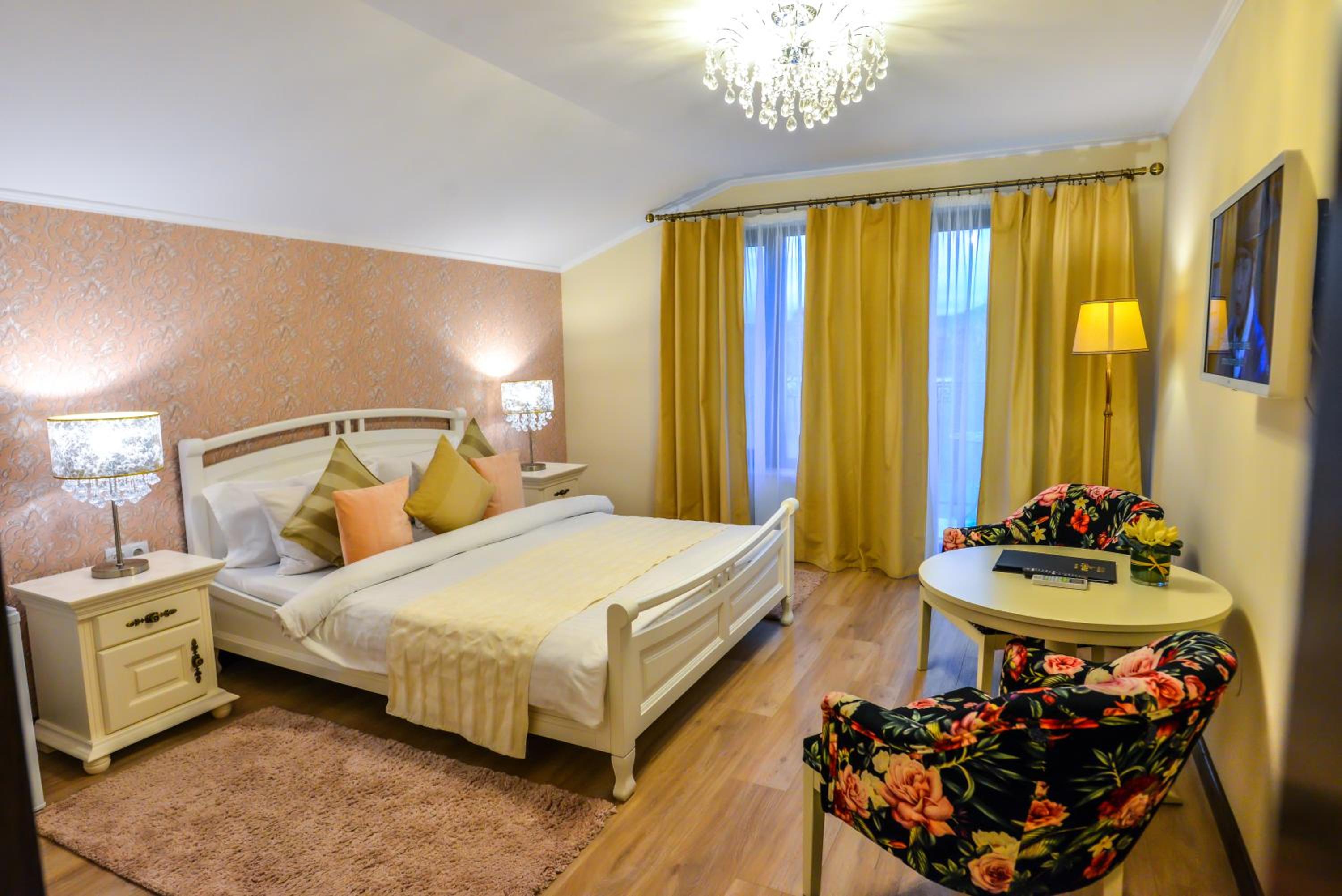 Queen Room with Balcony - Photo 15