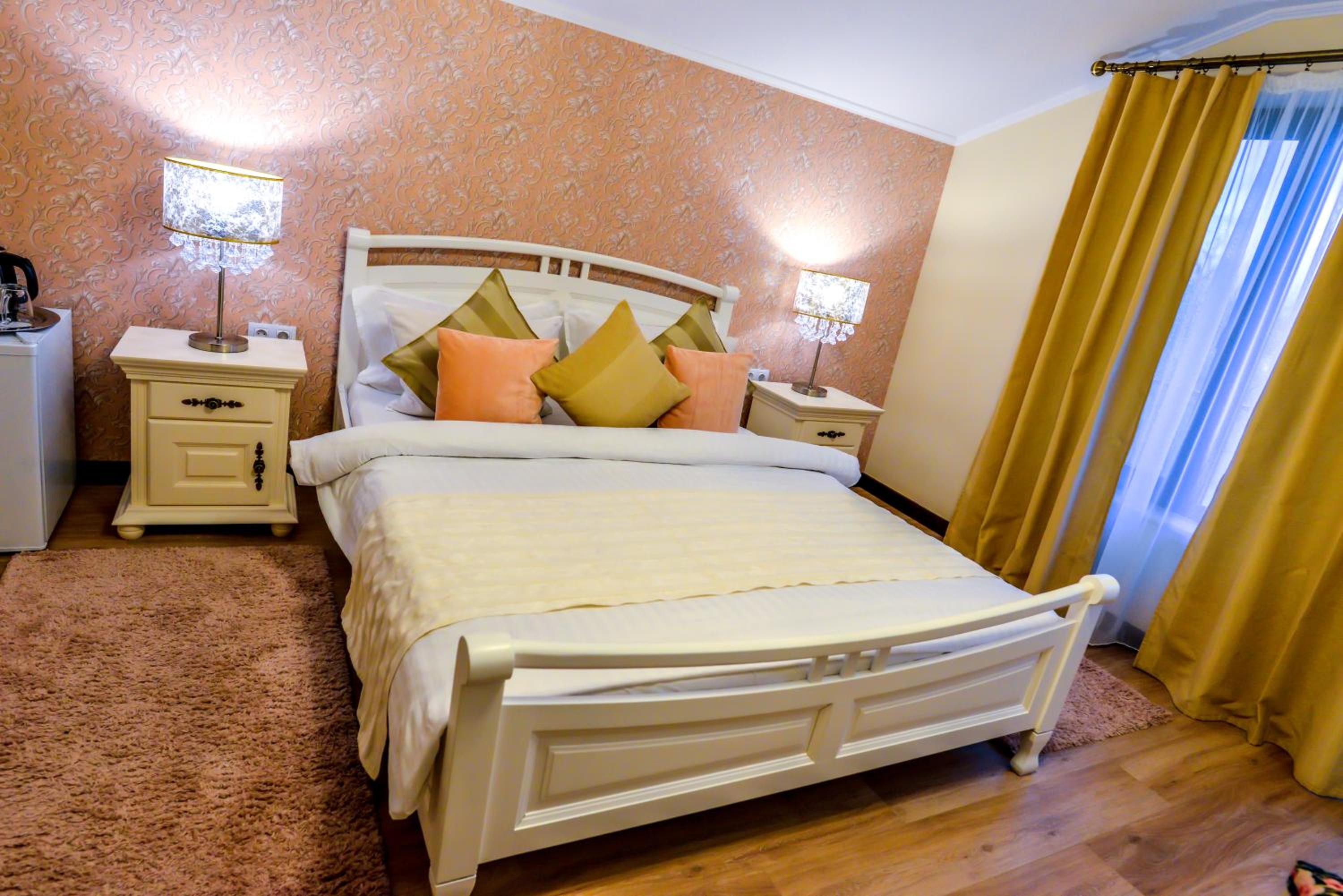 Queen Room with Balcony - Photo 18