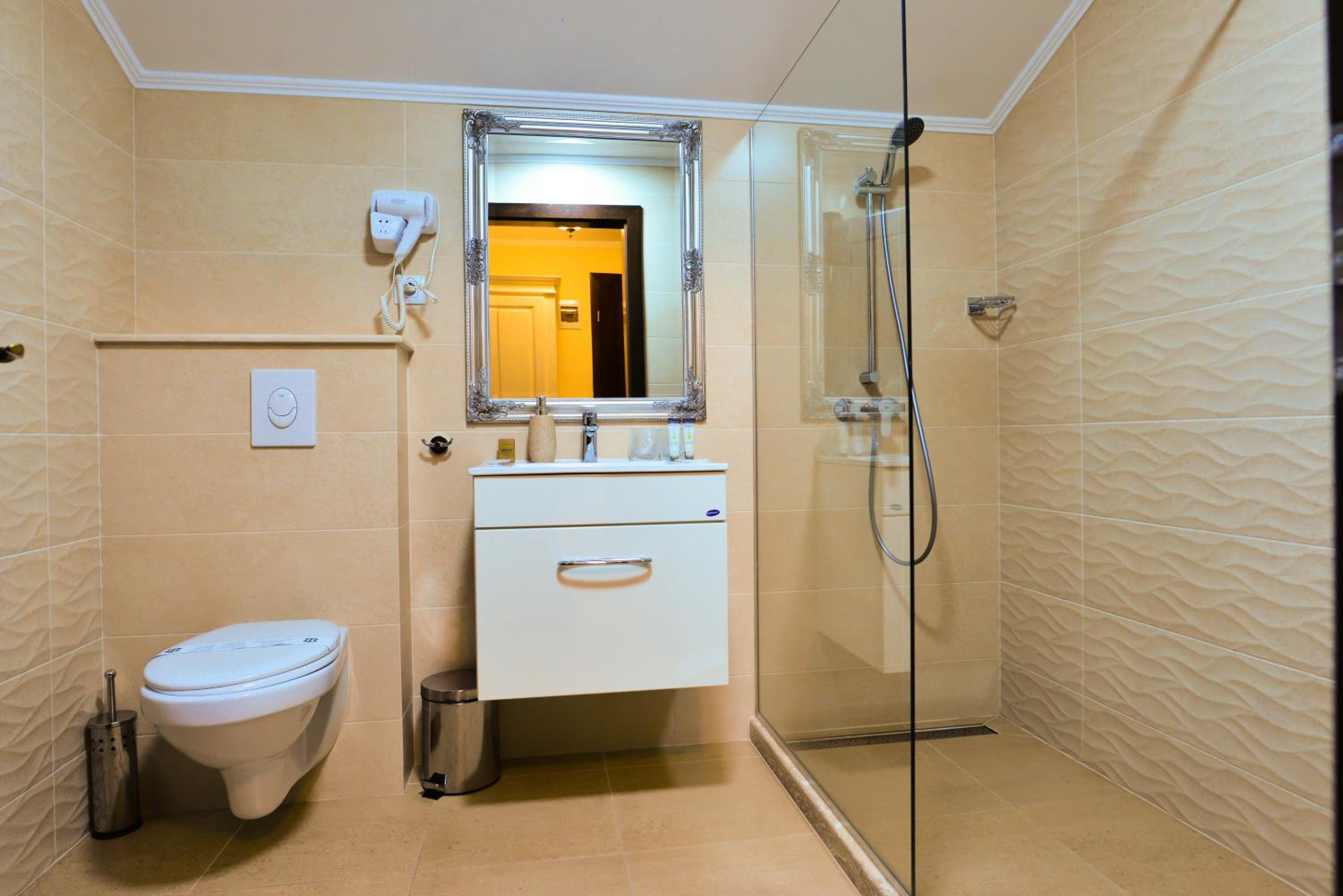 Queen Room with Balcony - Photo 5
