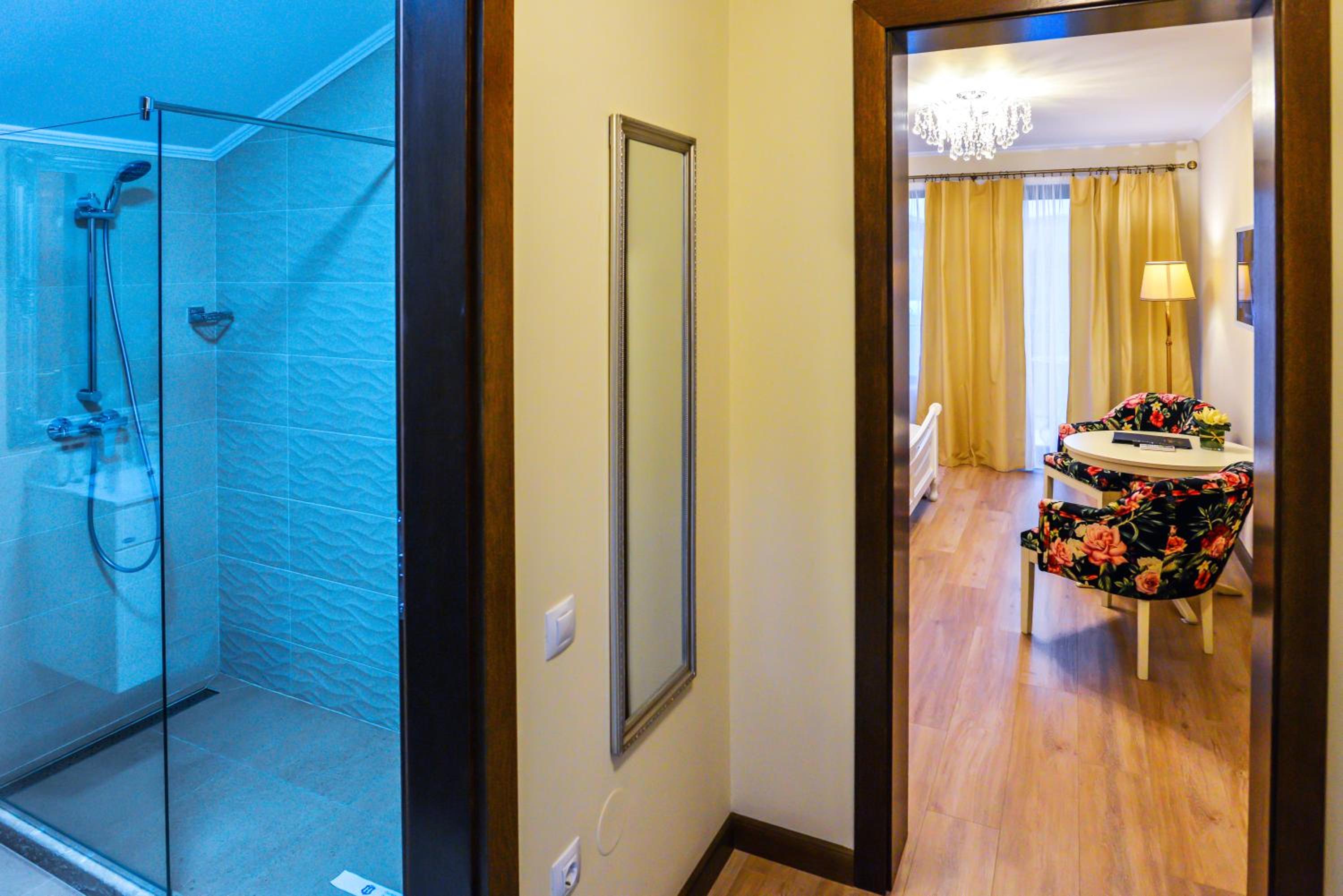 Queen Room with Balcony - Photo 13