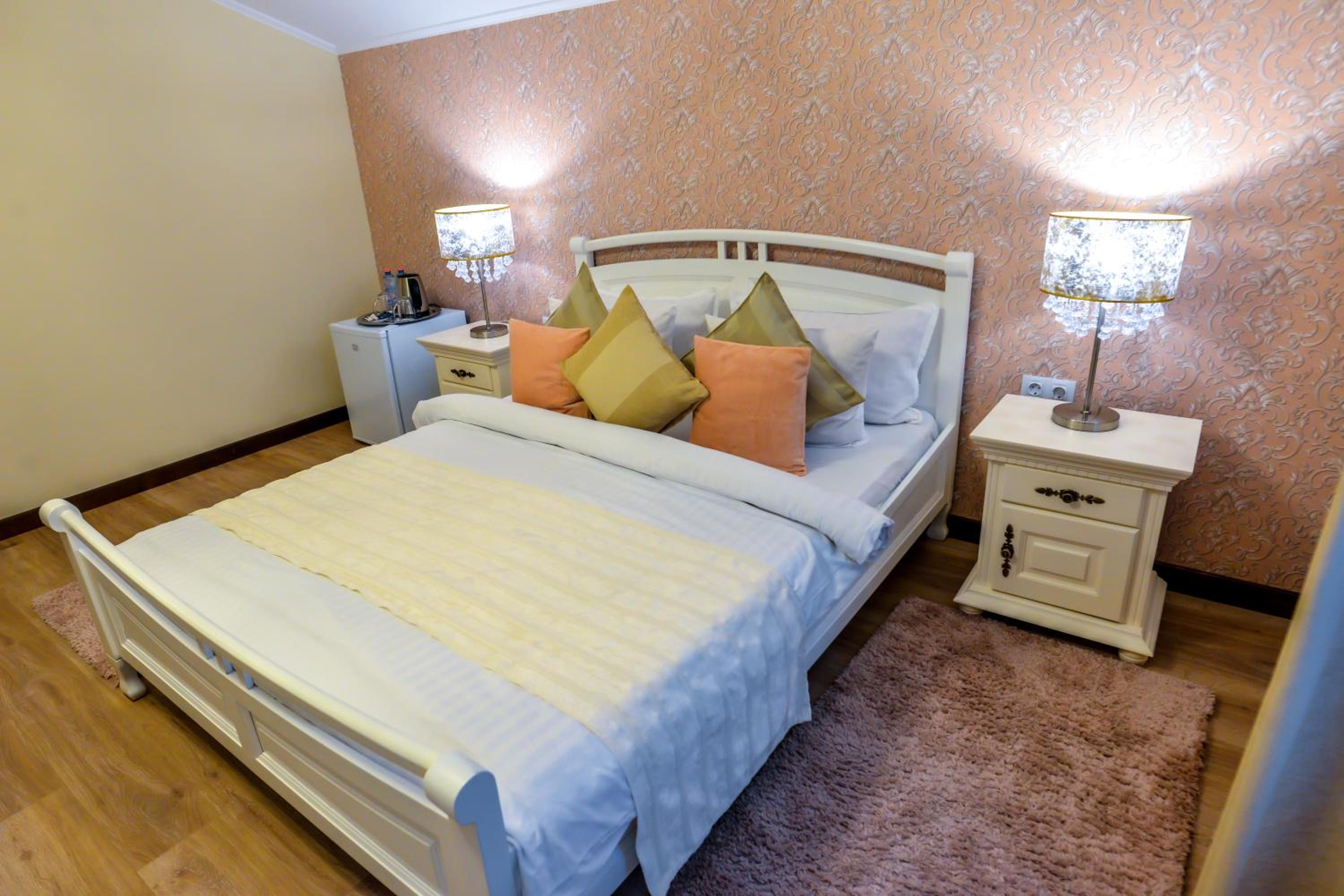 Queen Room with Balcony - Photo 19