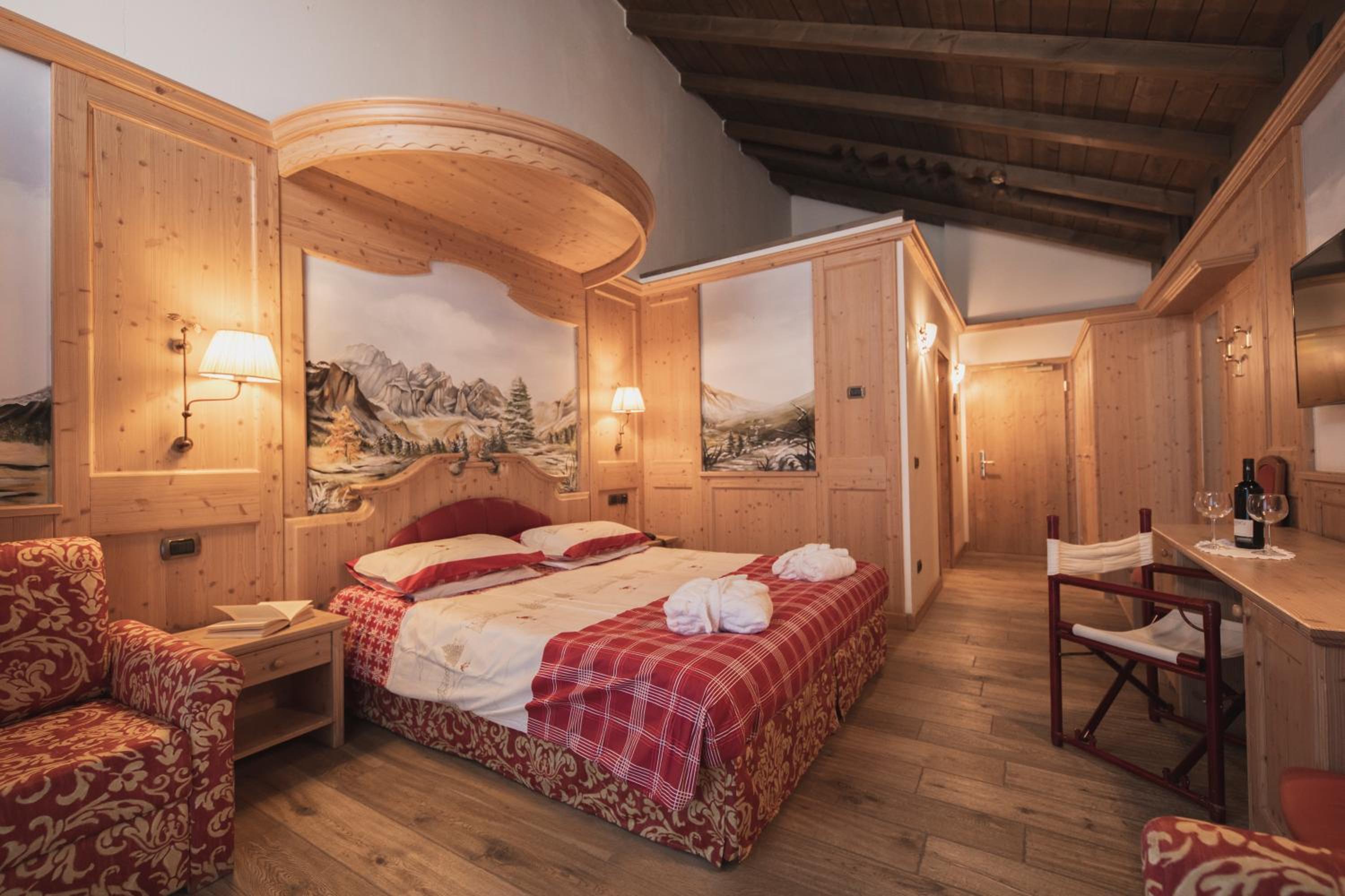 Deluxe Room - Photo 12