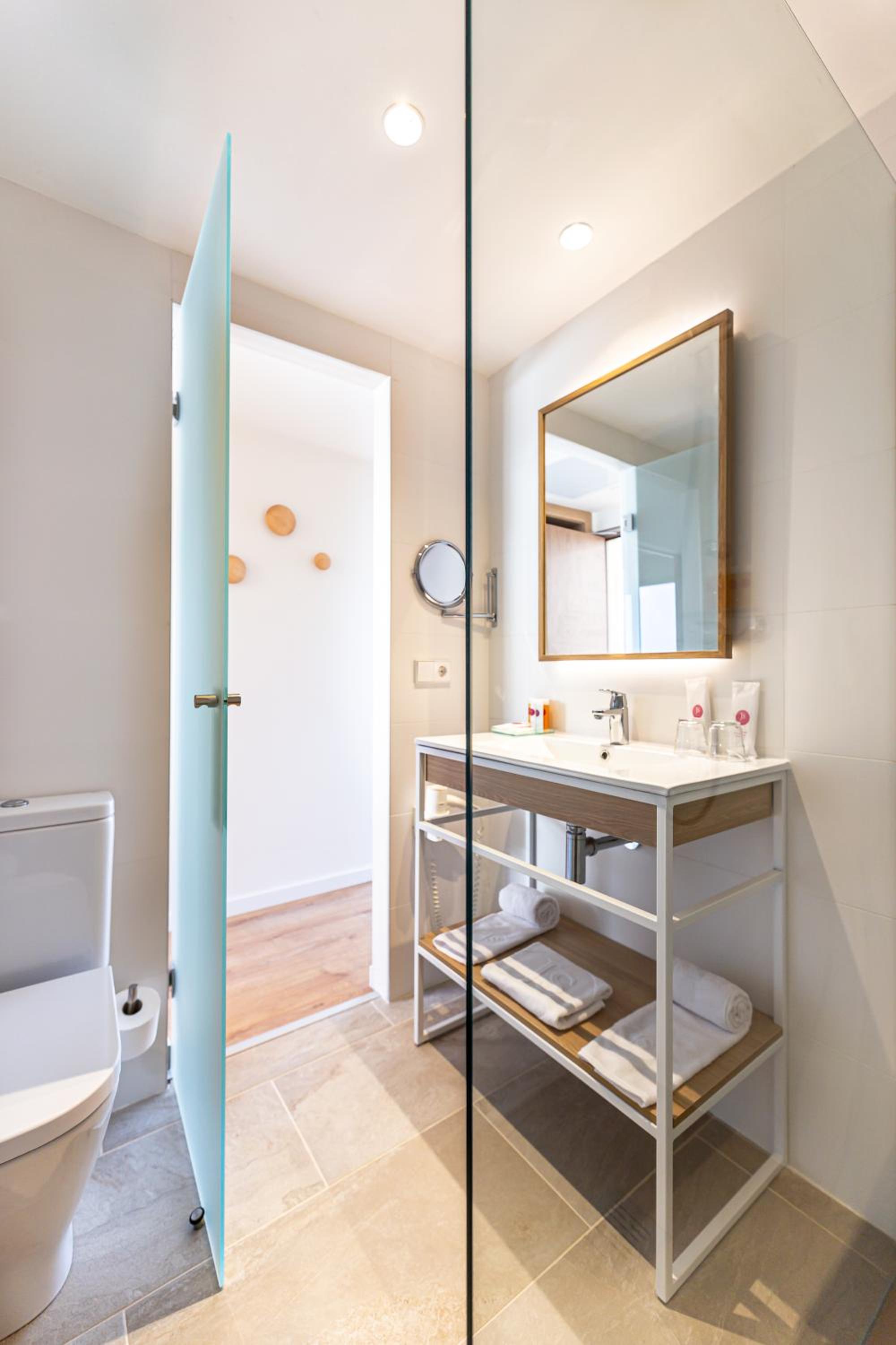 Suite with Balcony (1 Adult) photo 3