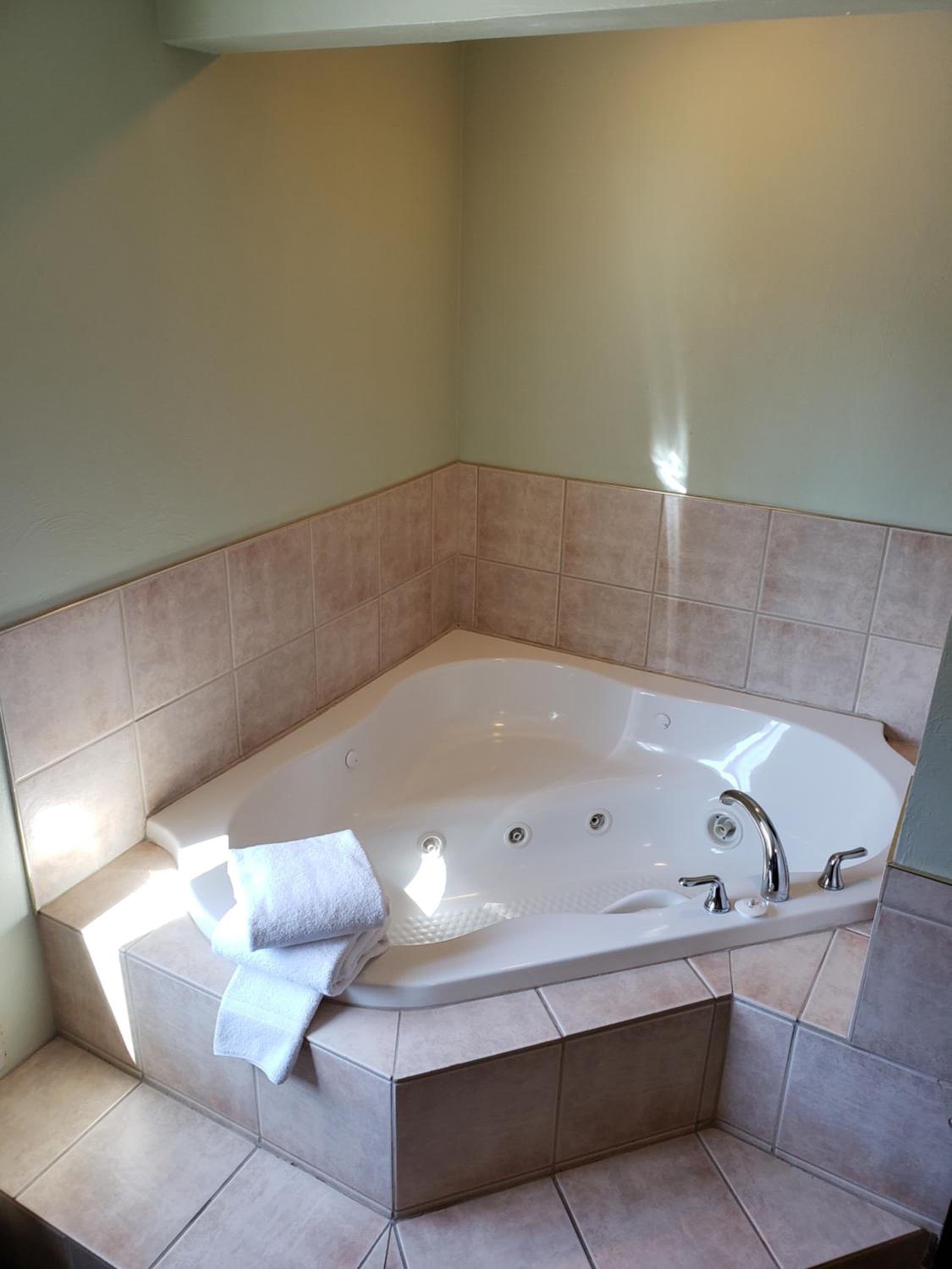 King Suite - Non-Smoking - Photo 4