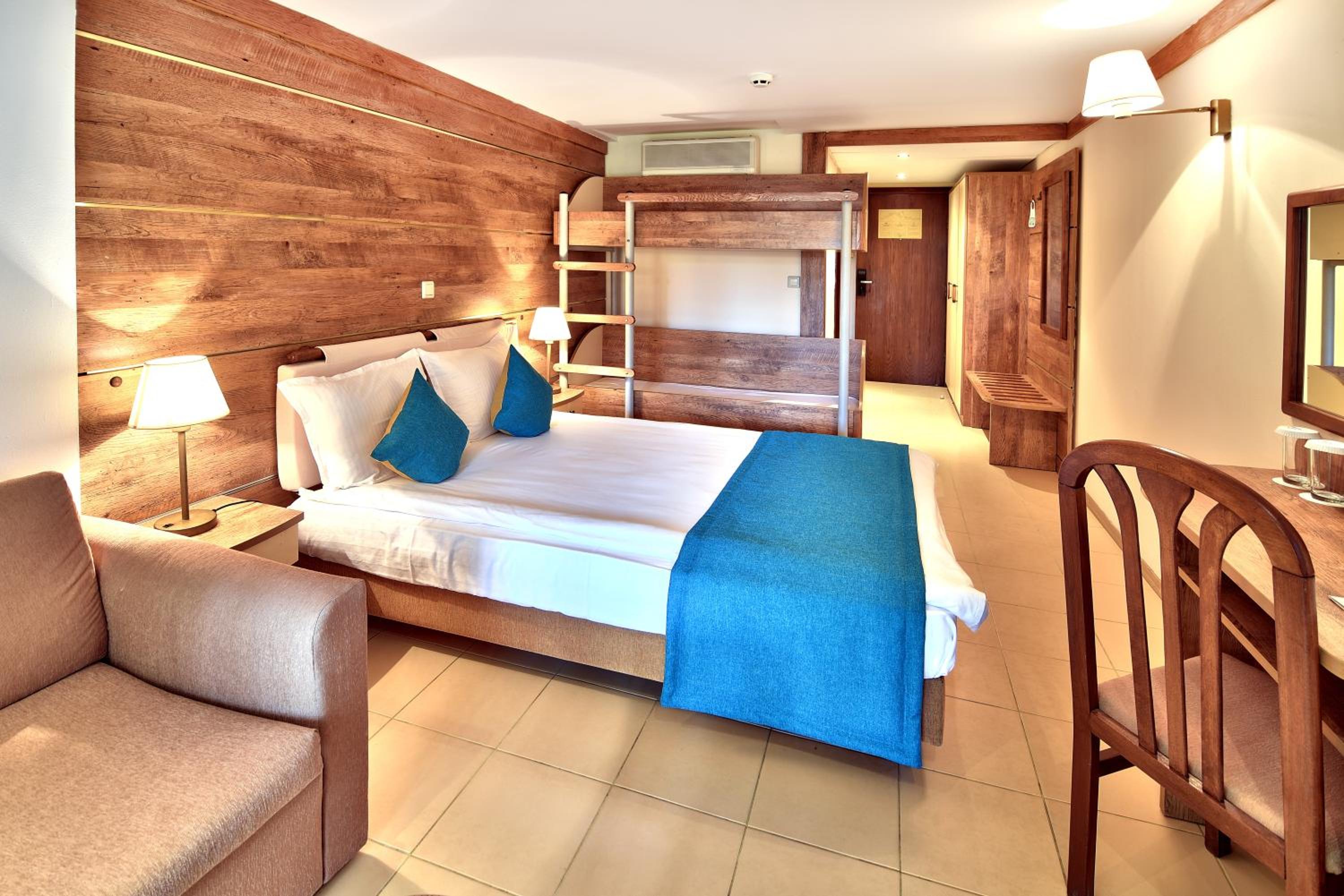 Double Room with Bunk Beds with Free Parking (2 Adults + 2 Children) - Ground Floor photo 1