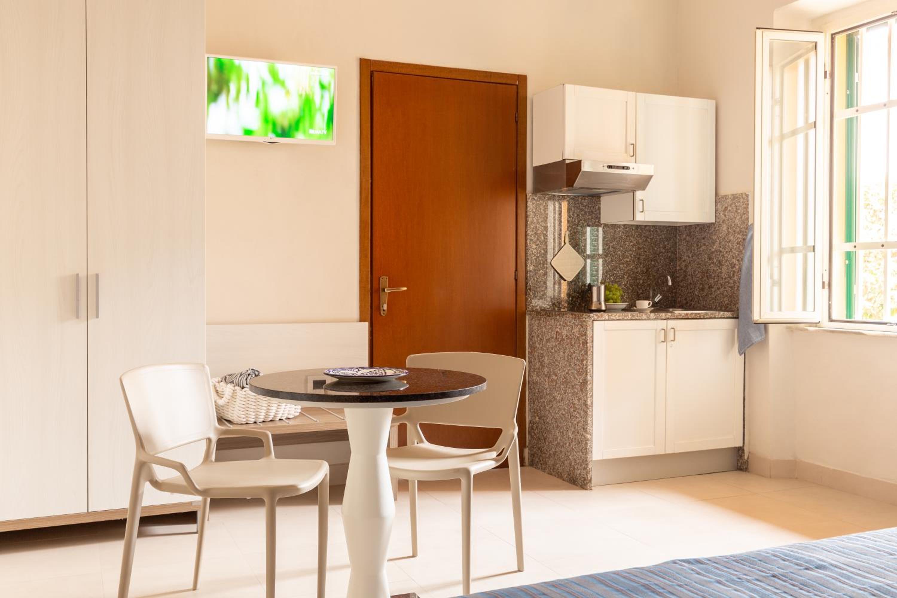 Studio Apartment - Photo 15
