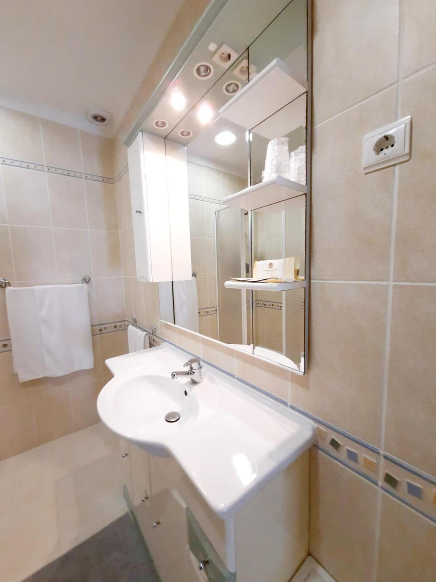 Standard Double Room - Photo 5