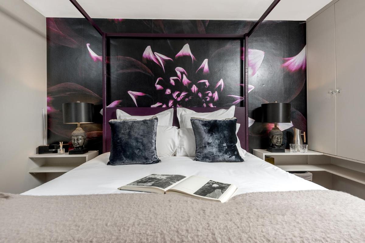 Executive with Four Poster Bed photo 1