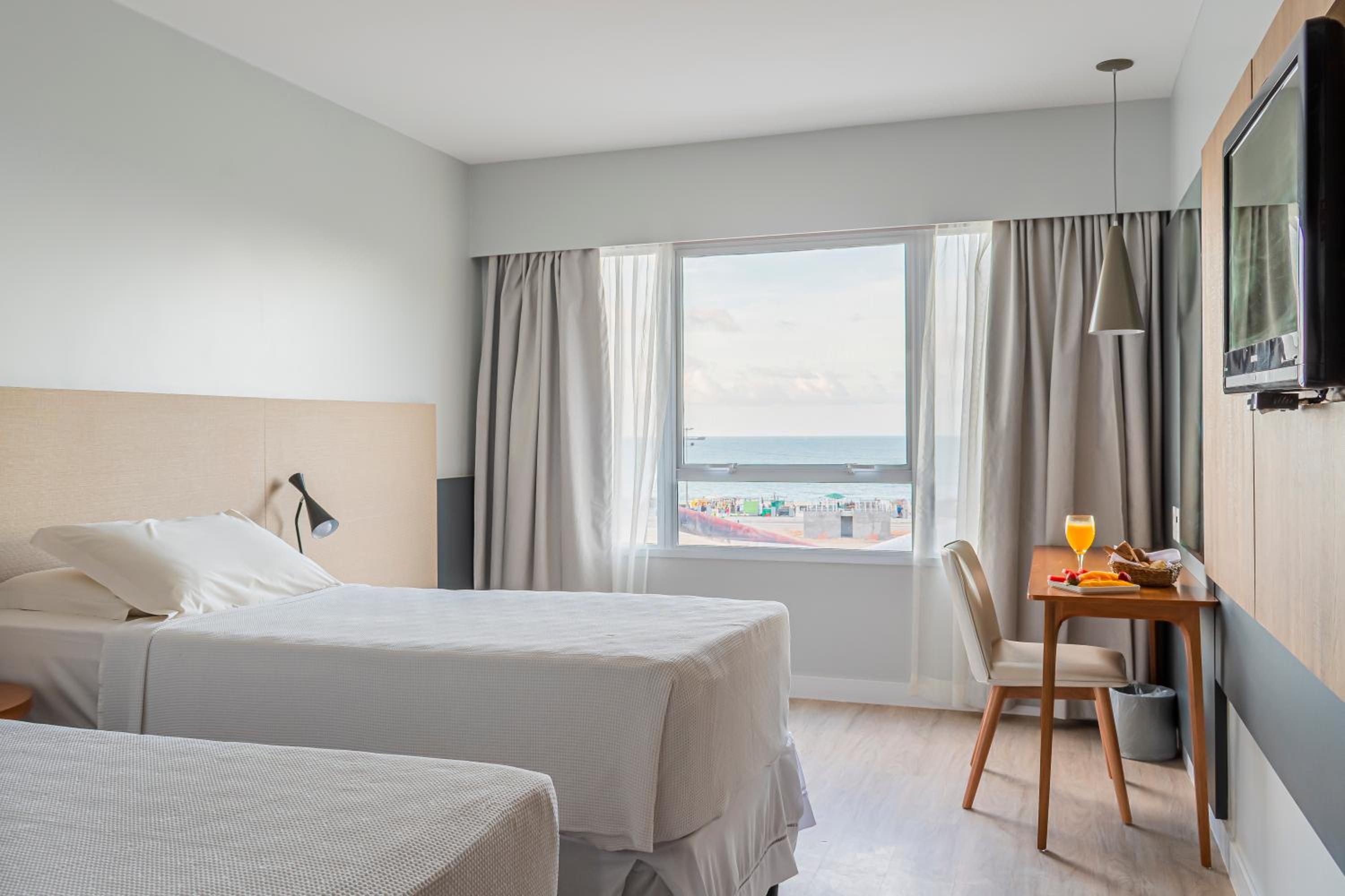 Quarto Triplo Superior com 03 camas de solteiro vista mar