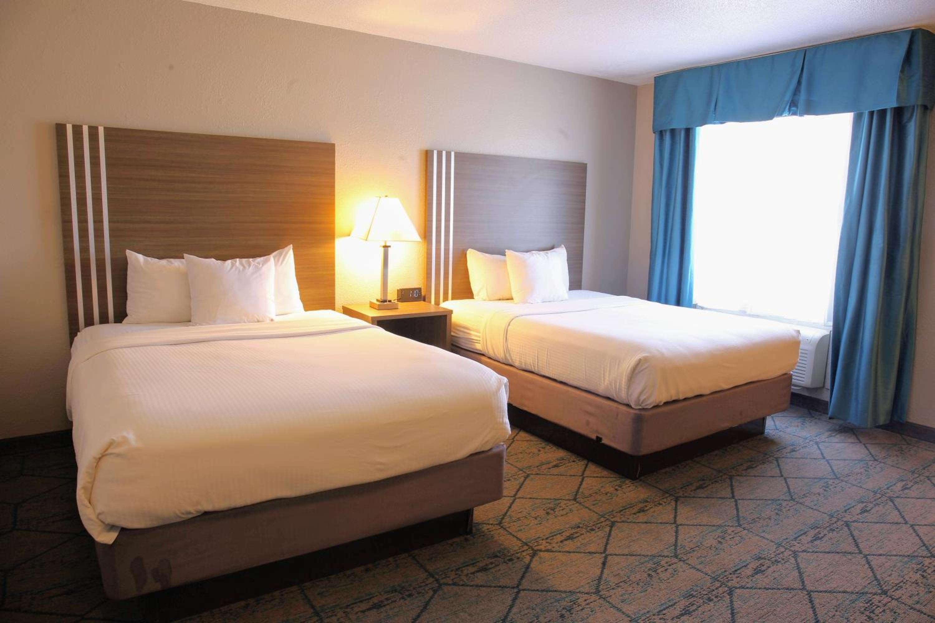 Queen Room with Two Queen Beds - Non-Smoking photo 1