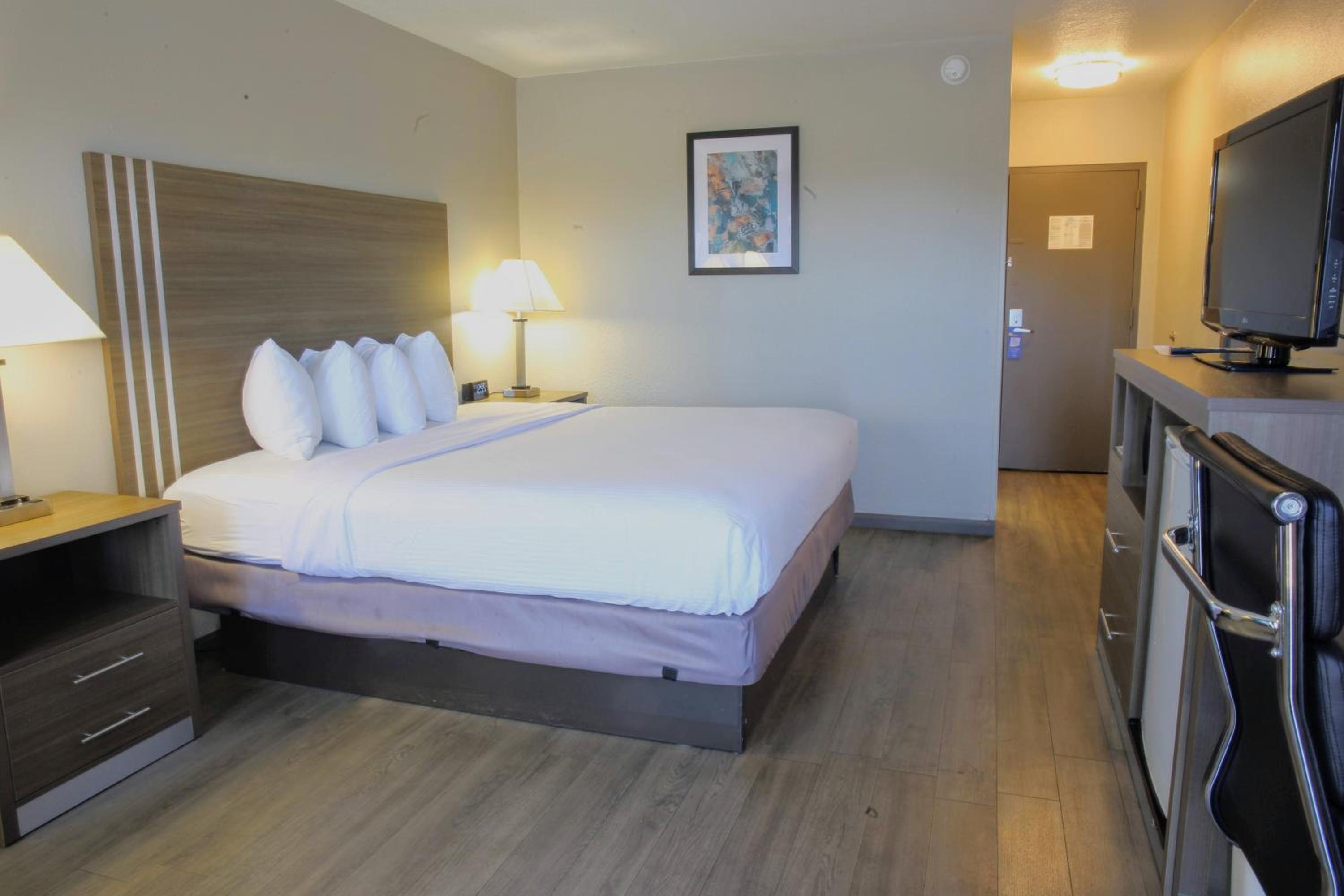 King Room - Non-Smoking photo 2