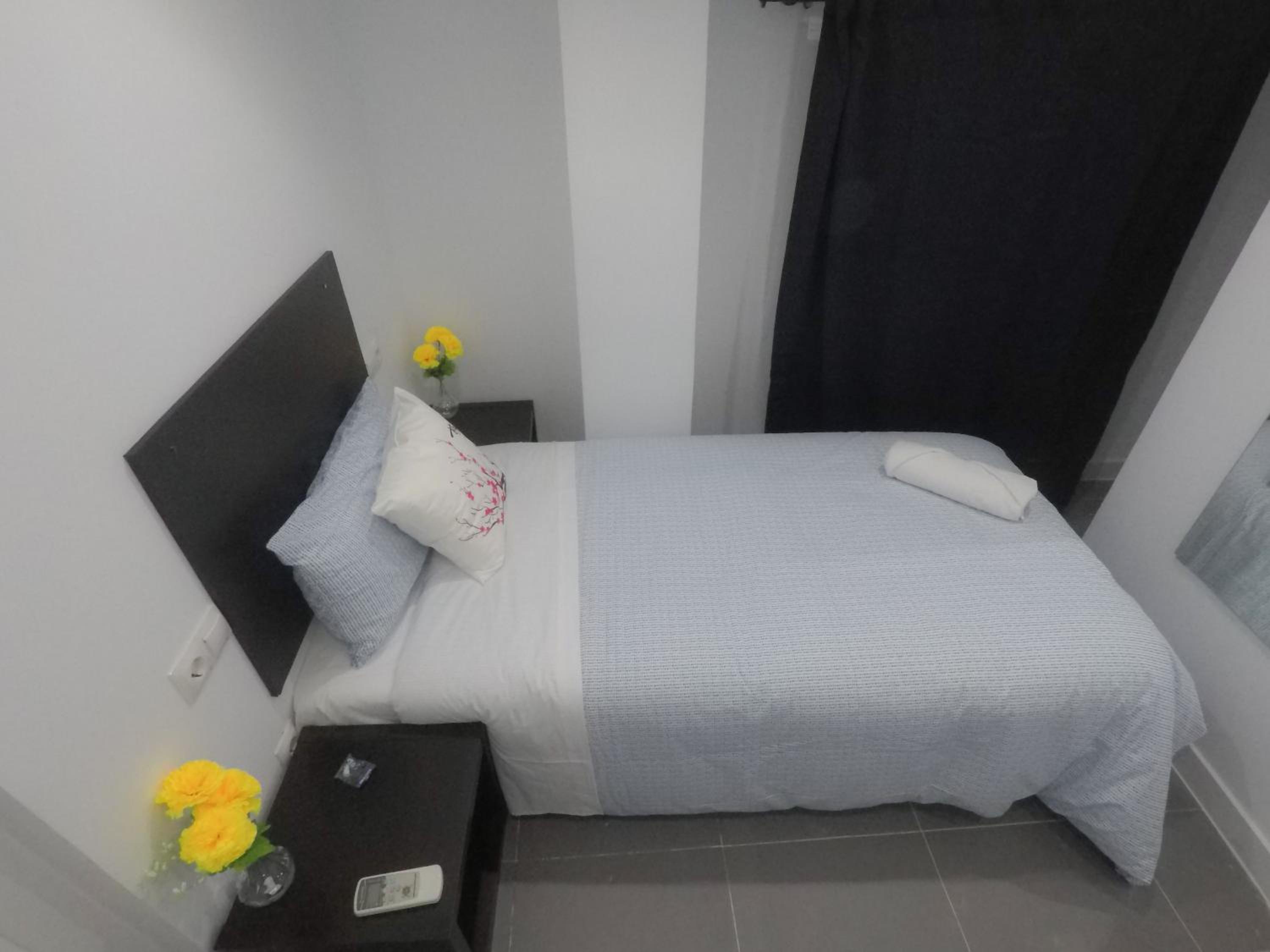 Single Room with Private Bathroom photo 2