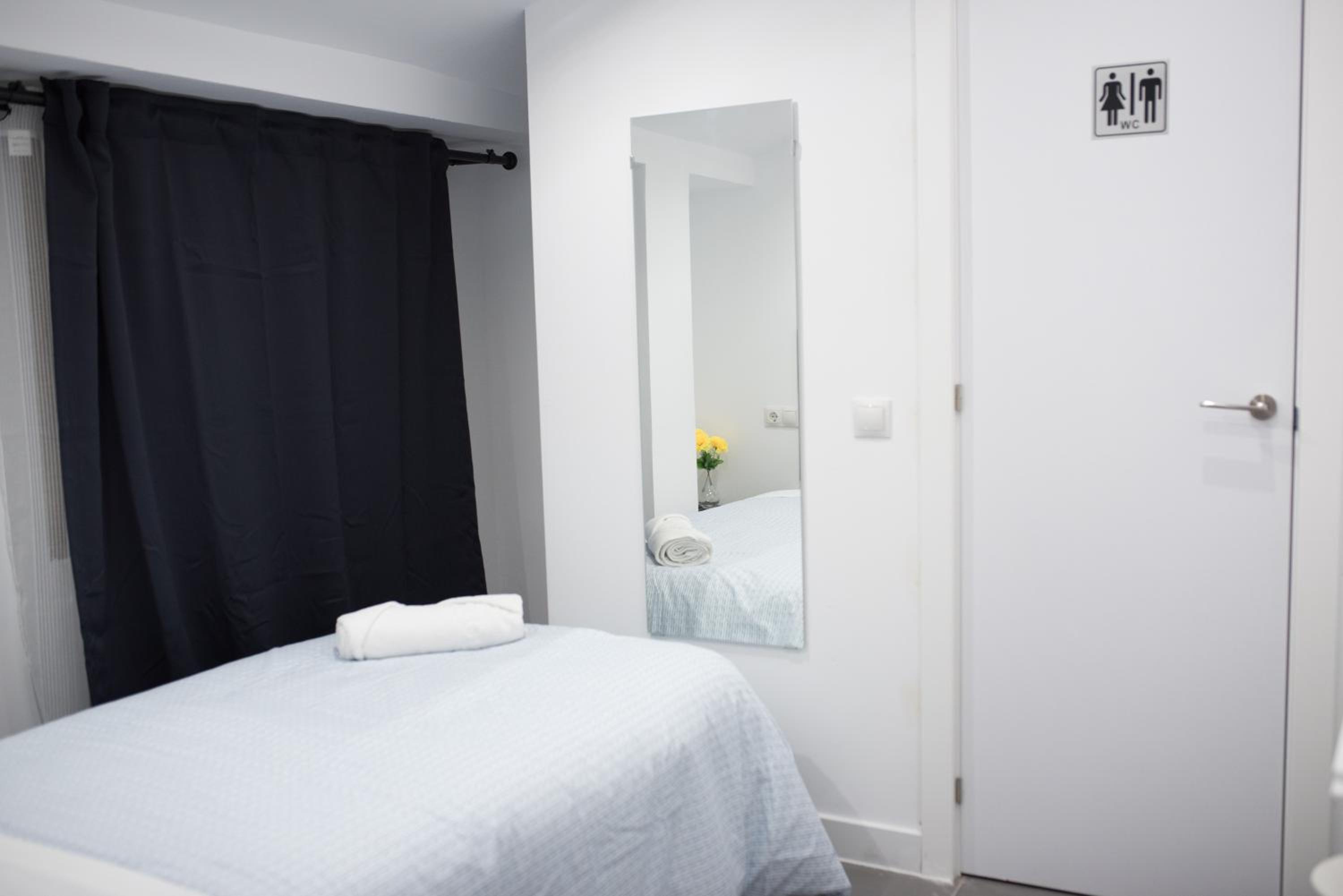 Single Room with Private Bathroom photo 3