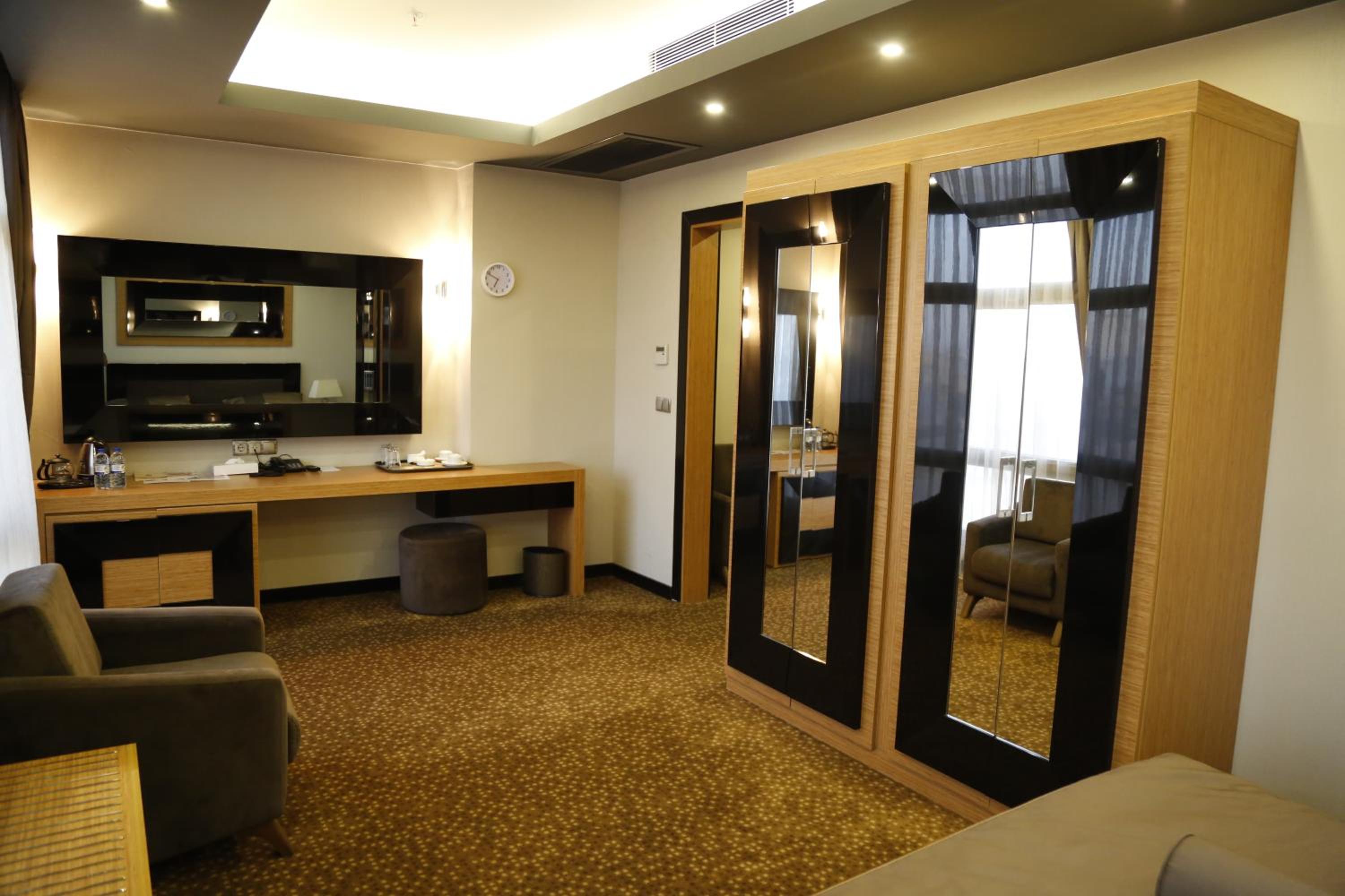 One-Bedroom Suite - Photo 5