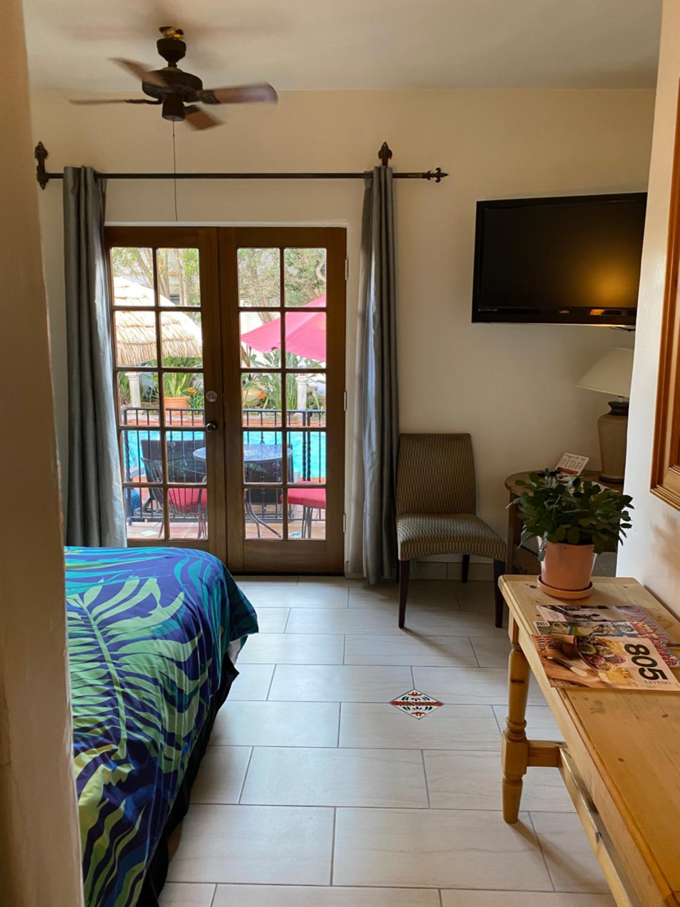 King Room with Balcony - Photo 21