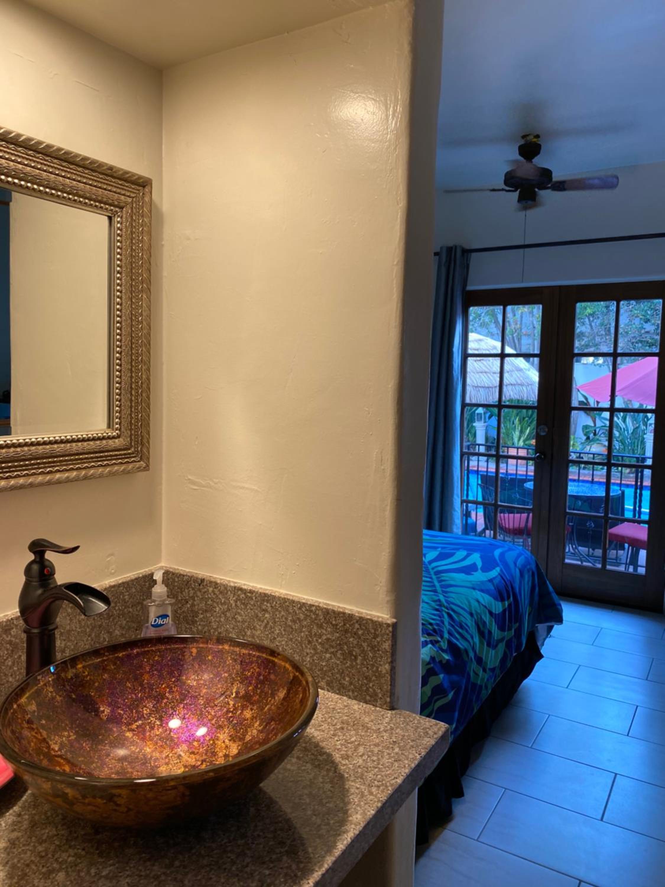 King Room with Balcony - Photo 7
